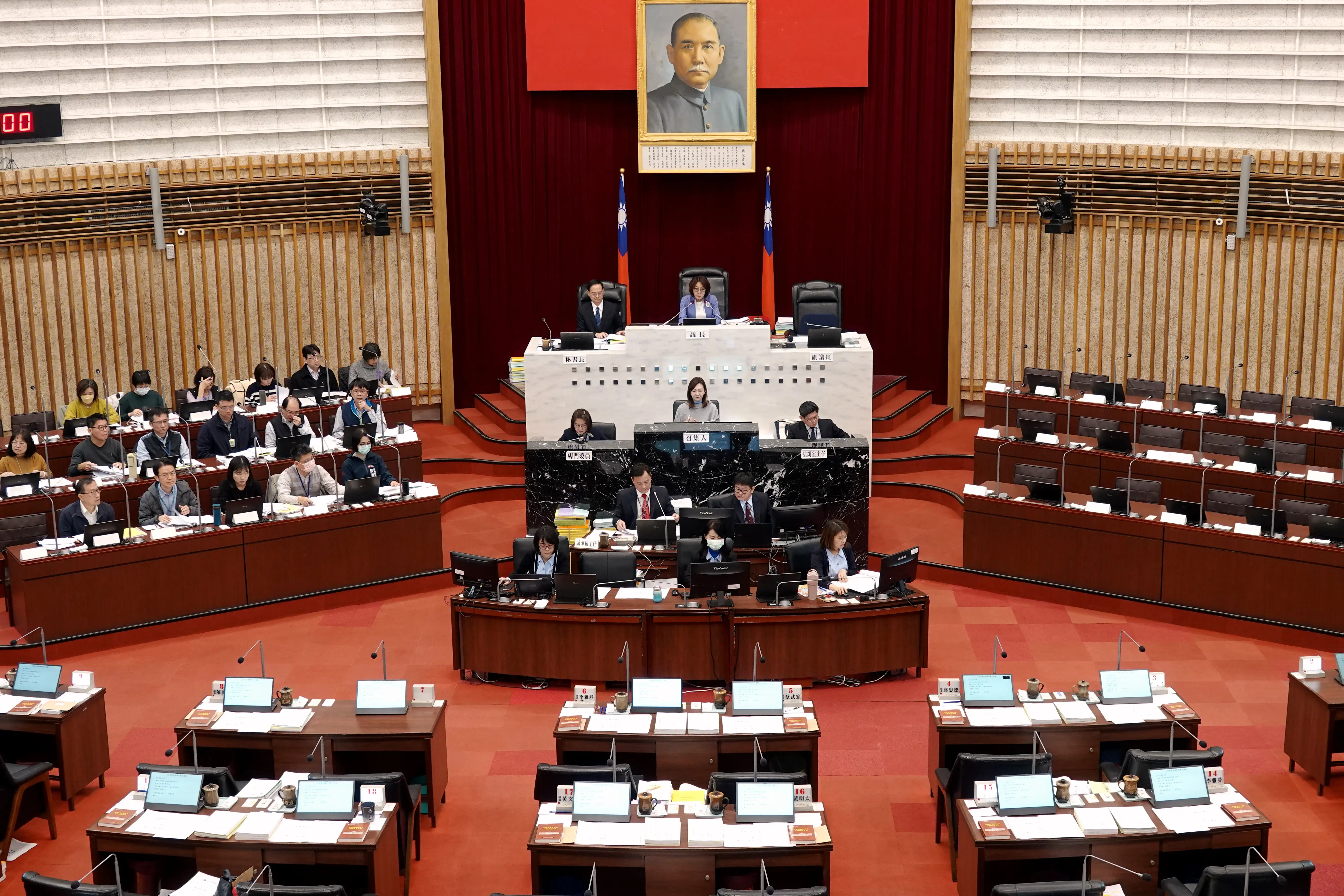 高雄市議會第四屆第八次臨時會開幕，議長康裕成致詞強調，本次臨時會重點在續審市府今年度總預算案及相關提案。（記者吳文欽攝）