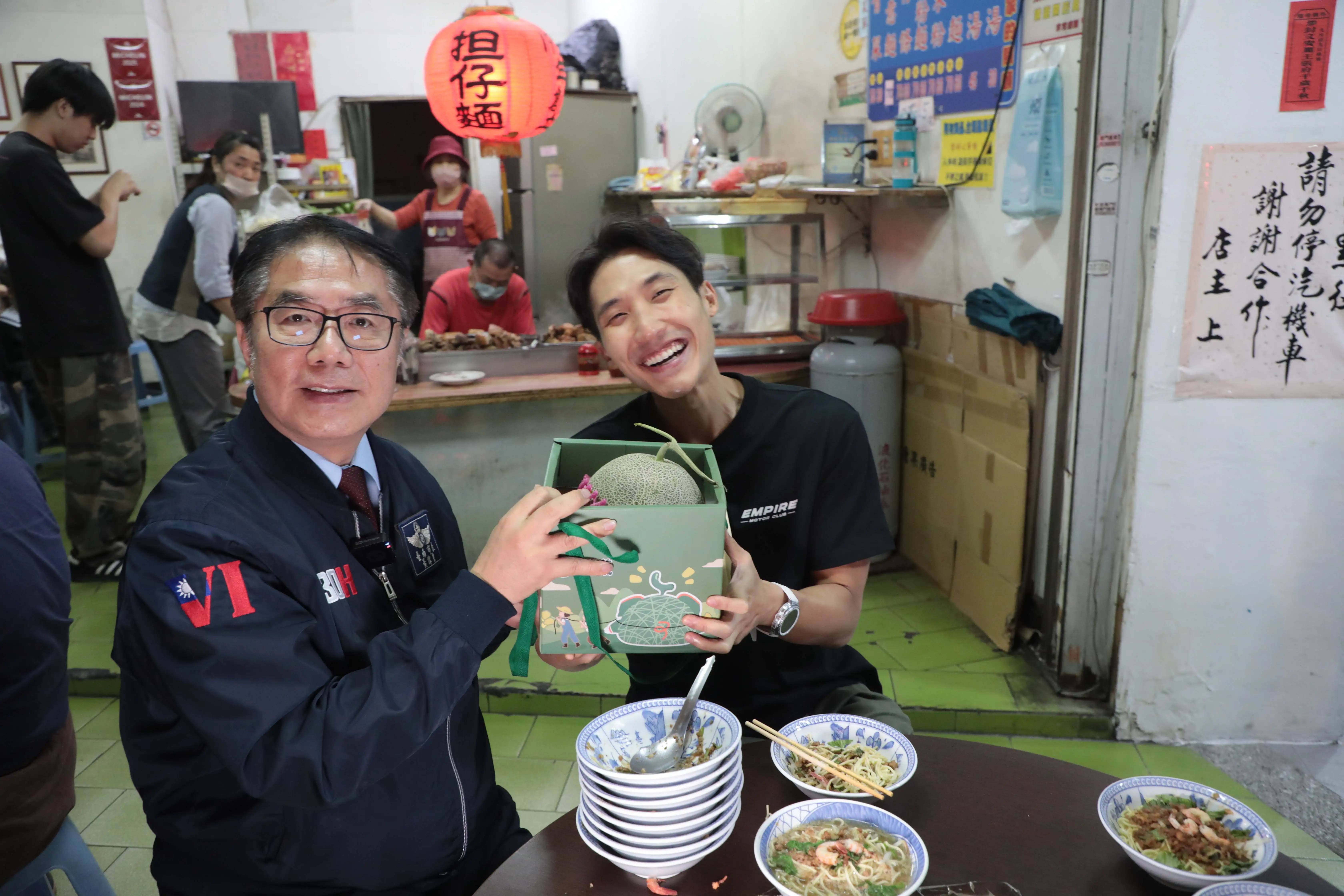 市長黃偉哲特別準備台南特產「卡蜜拉」哈密瓜，致贈新加坡網紅Zermatt Neo。(圖/臺南市政府提供)