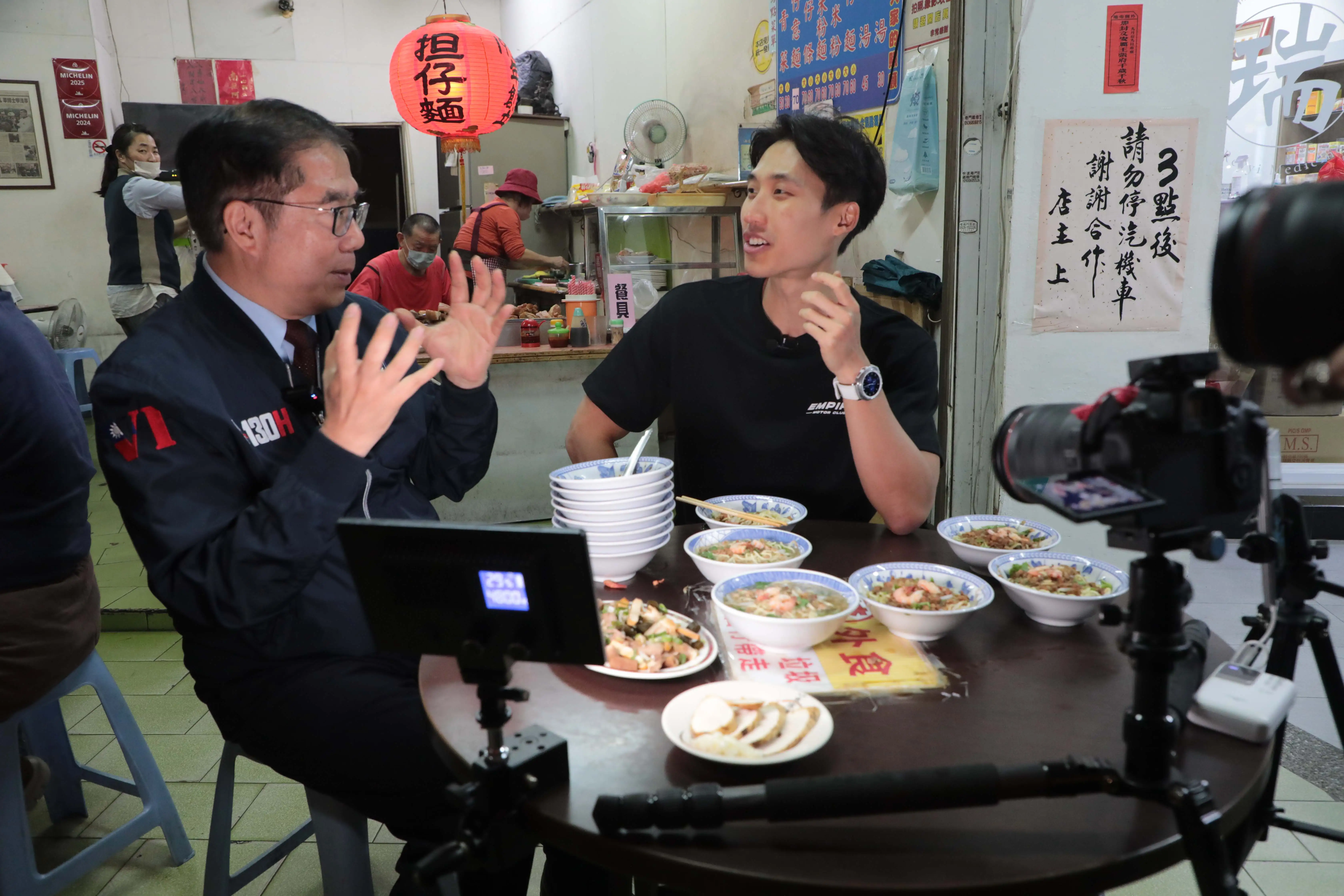 新加坡大胃王Zermatt Neo來臺南挑戰擔仔麵，市長黃偉哲現身探班。(圖/臺南市政府提供)