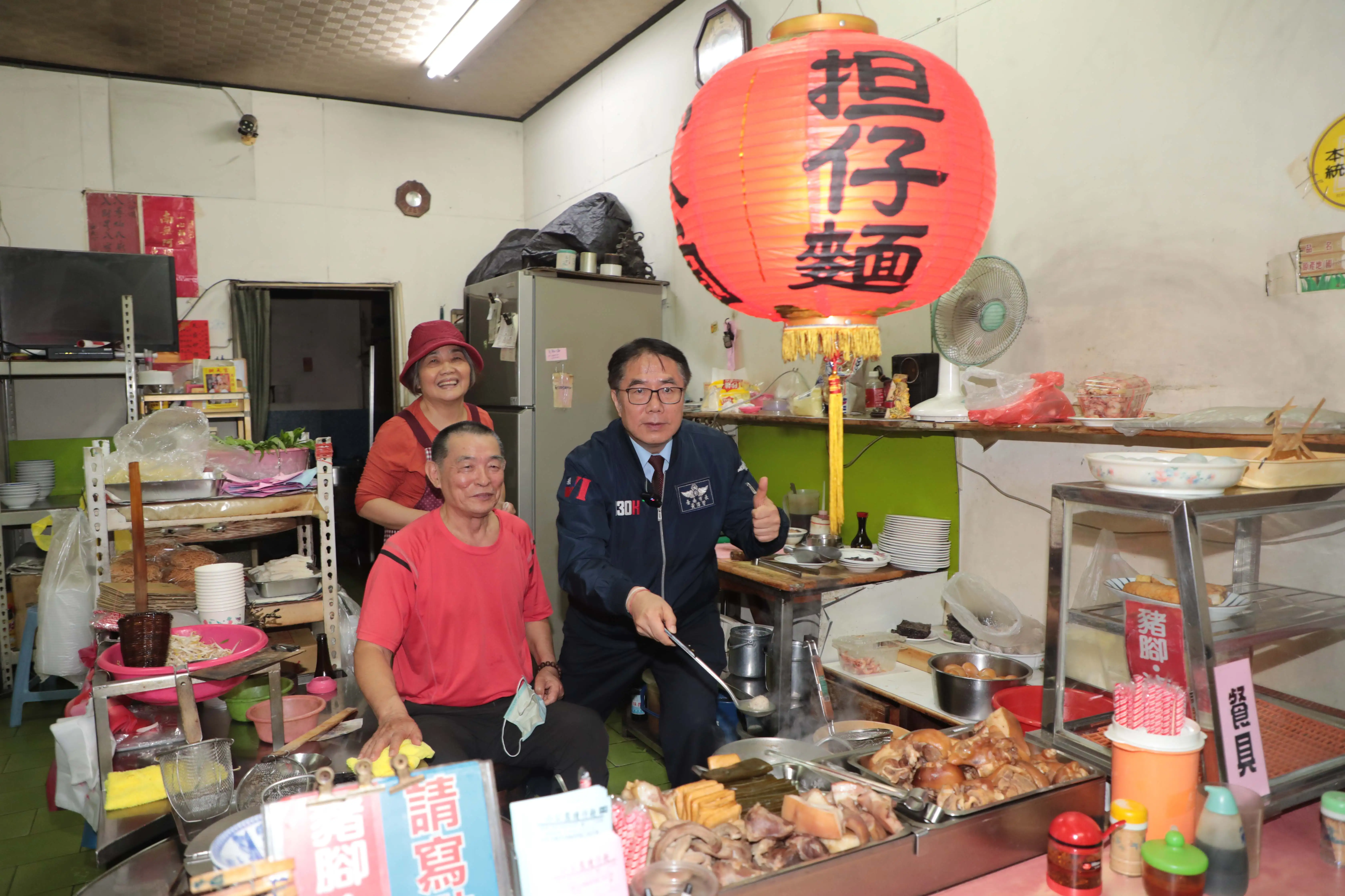 黃偉哲市長探班Zermatt Neo，其擔仔麵拍攝地點為老字號名店「小公園擔仔麵」。(圖/臺南市政府提供)