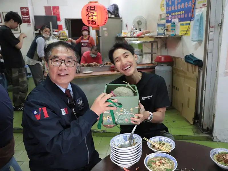 新加坡大胃王挑戰30碗擔仔麵　黃偉哲探班力邀體驗空山祭