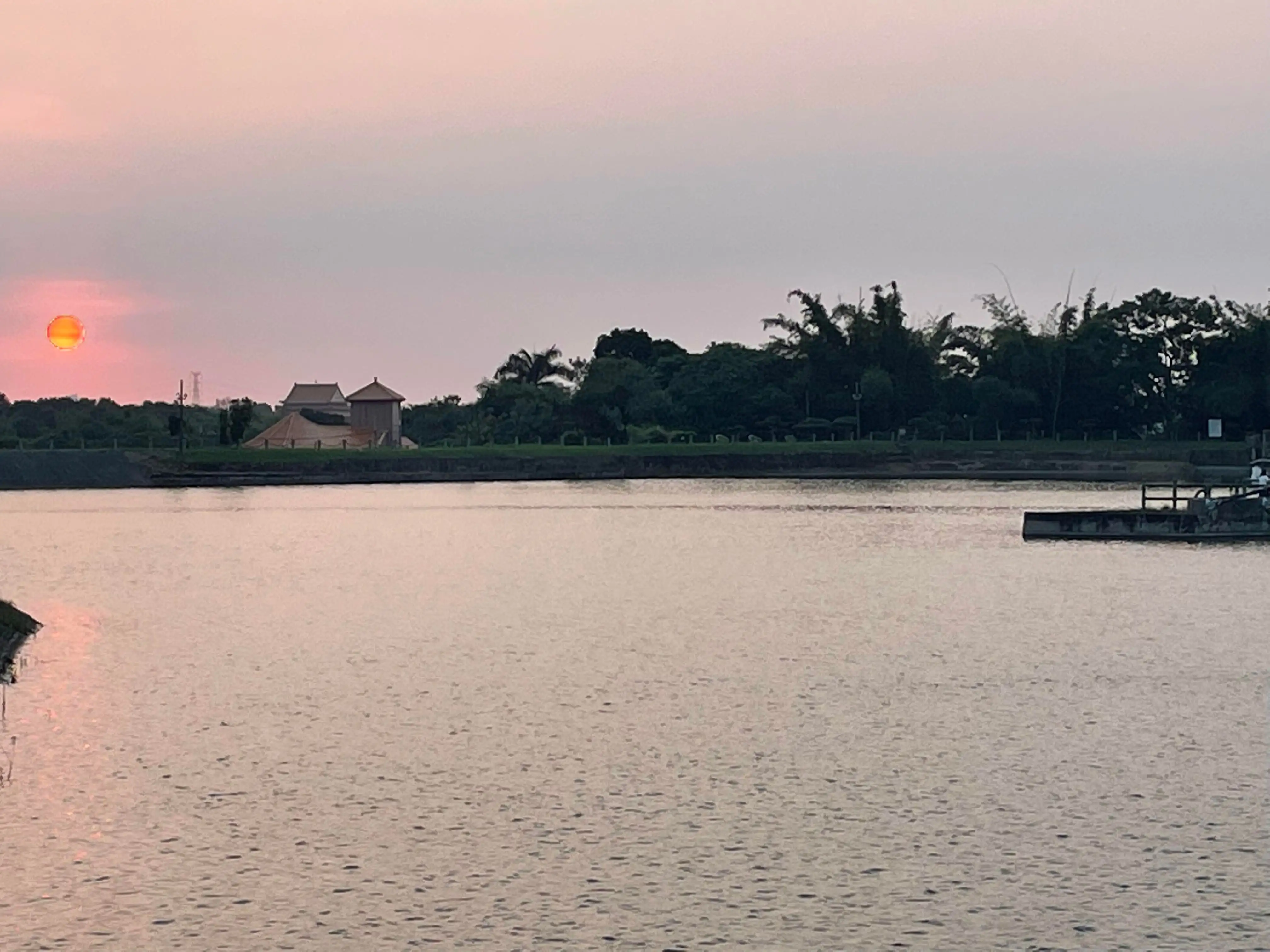 虎頭埤夕陽映照湖面，展現寧靜自然景致，成為虎頭埤風景區推動環境教育與生態體驗的重要場景。(圖/臺南市政府提供)