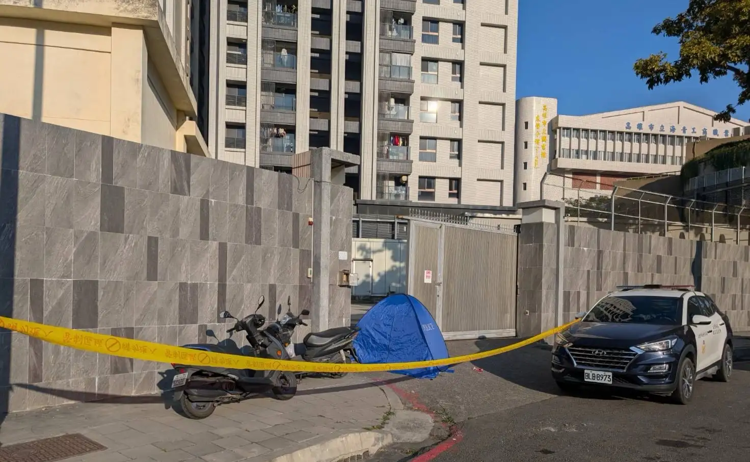 高雄市左營區鼓山三路14日上午發生男子遭鐵捲門夾困身亡事故，警方於現場拉起封鎖線進一步調查釐清事故發生原因。(圖/左營分局提供)