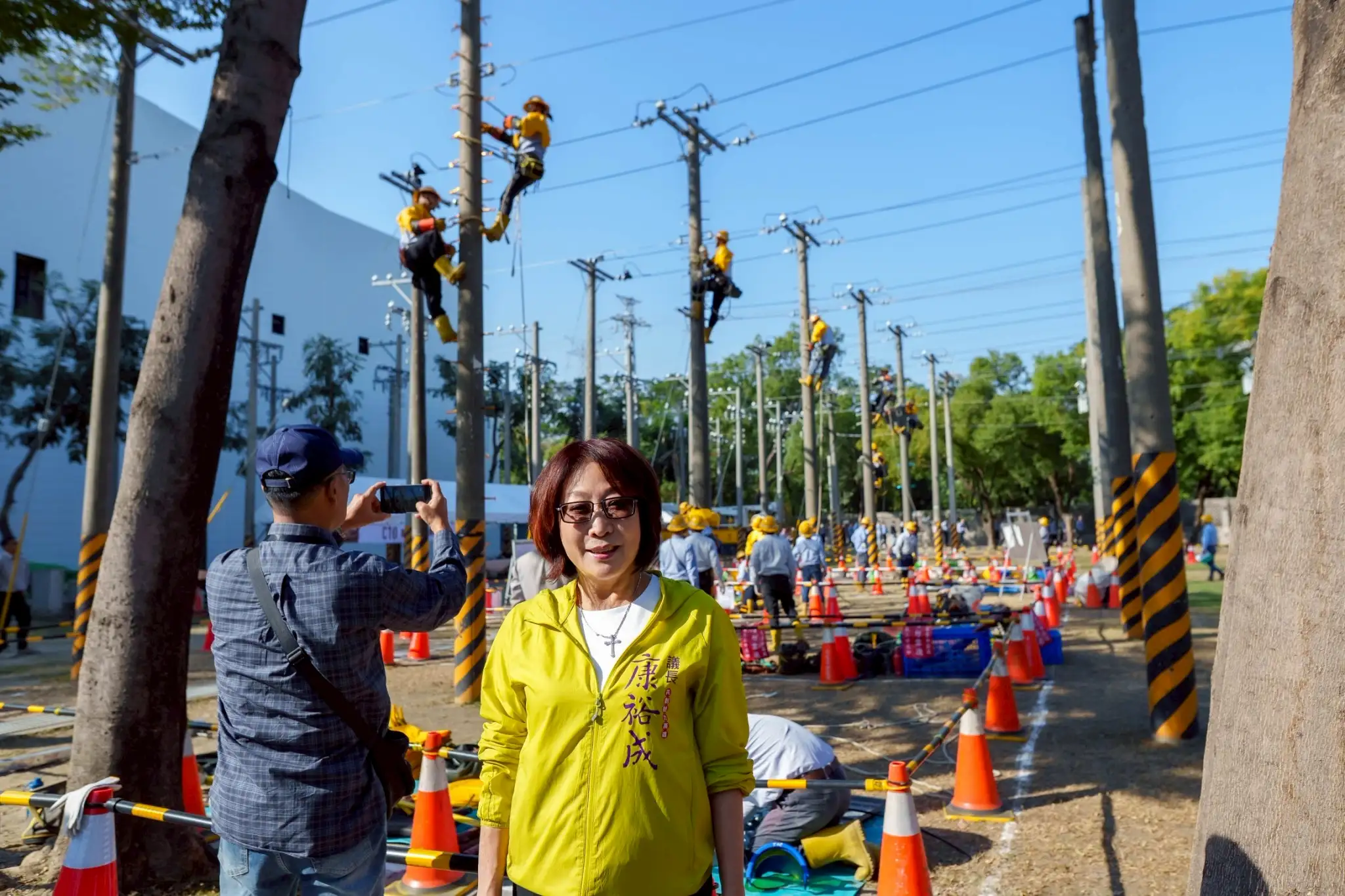 議長康裕成以「台電寶寶」身分，出席見證這場適逢台電成立八十周年的電力盛事技能競賽，並肯定台電職人精神，期盼活動能持續精進員工技術。（高雄市議會提供）