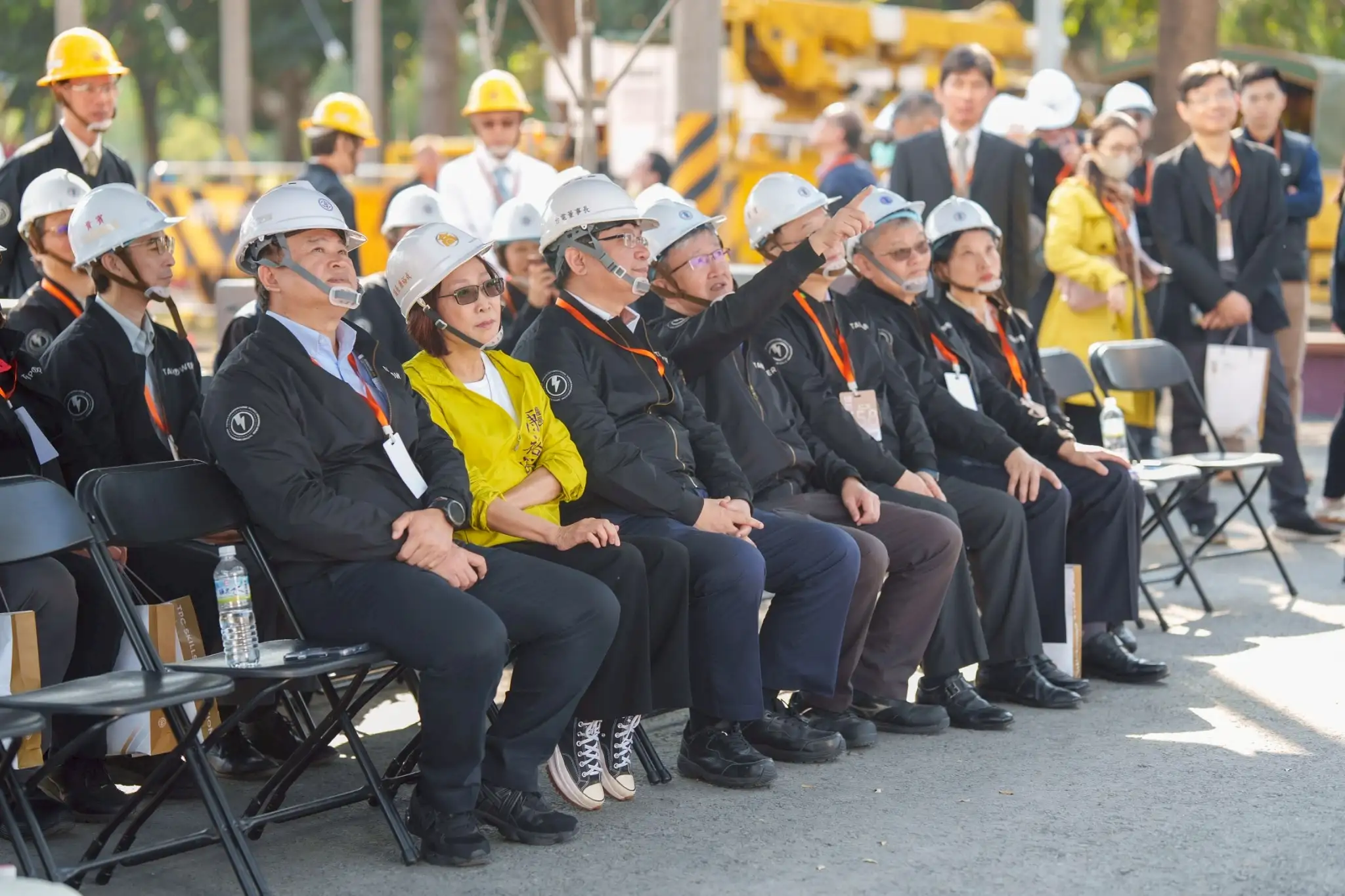 議長康裕成以「台電寶寶」身分，出席見證這場適逢台電成立八十周年的電力盛事技能競賽，並肯定台電職人精神，期盼活動能持續精進員工技術。（高雄市議會提供）