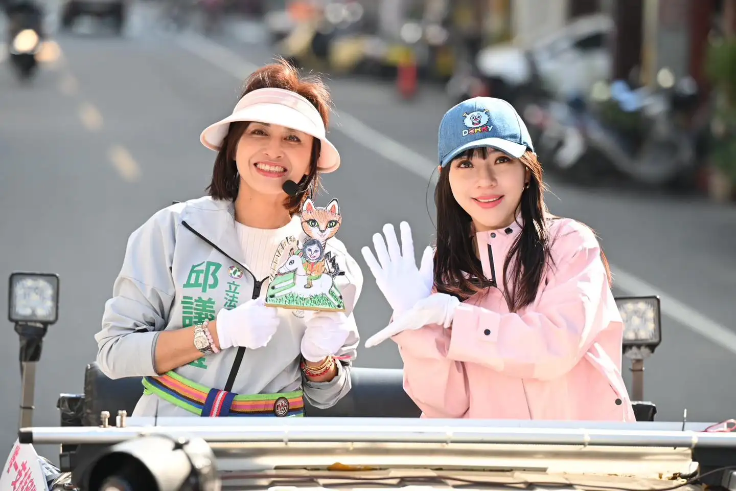 立委邱議瑩與立委黃捷14日下午啟動感恩謝票車隊，自澄清湖出發，向支持群眾揮手致意並表達感謝。（取自邱議瑩臉書）