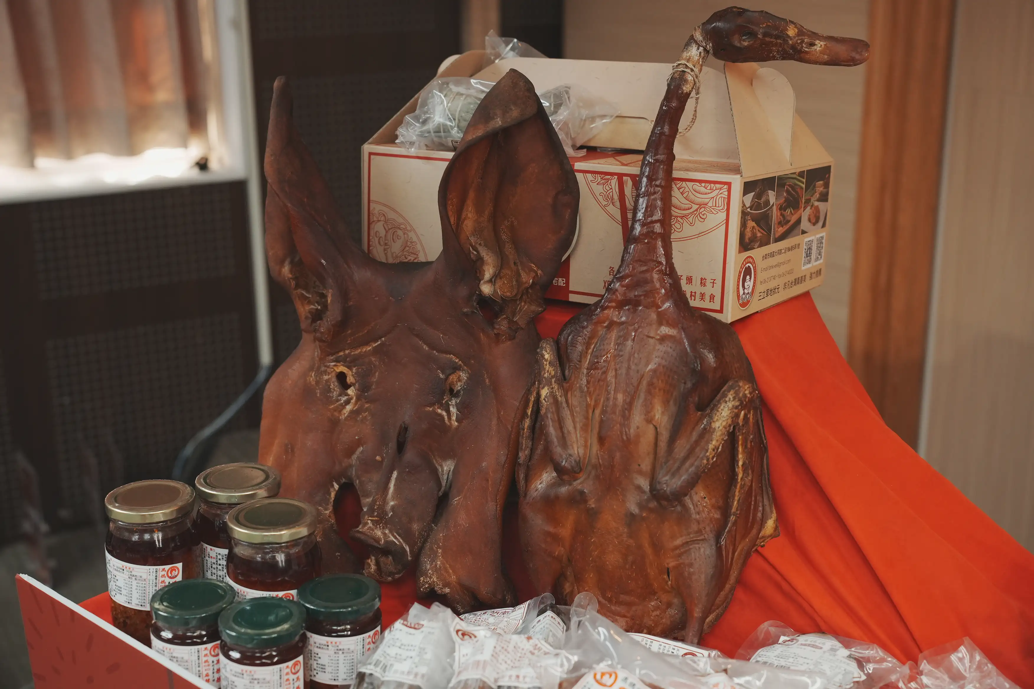 開場展示的「馮媽媽的店-眷村臘味工坊」，源自台南水交社眷村，展現最道地的眷村美味。(圖/臺南市市場處 提供)