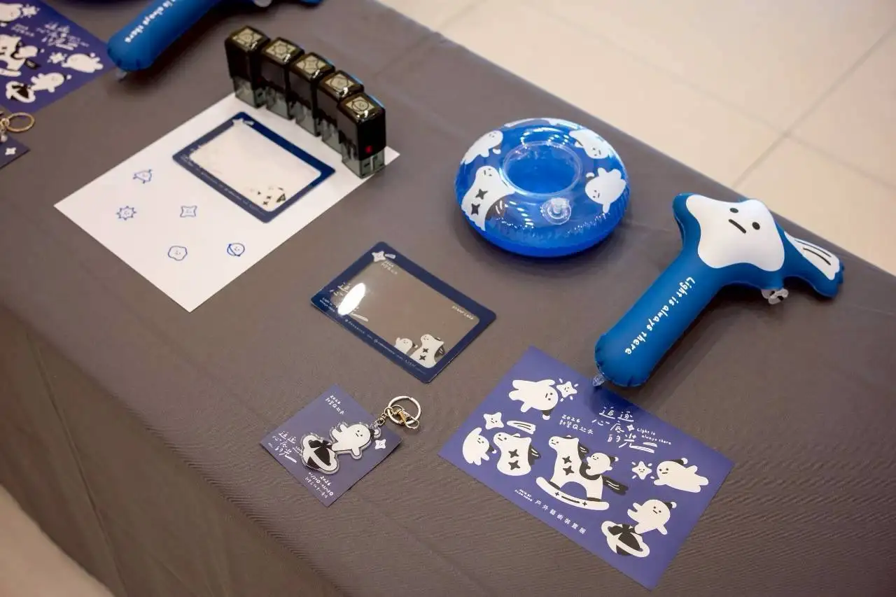 2026新營Q起來—追逐心底的光Light is always there戶外藝術裝置展展覽限定小物。(圖/台南市政府文化局 提供)