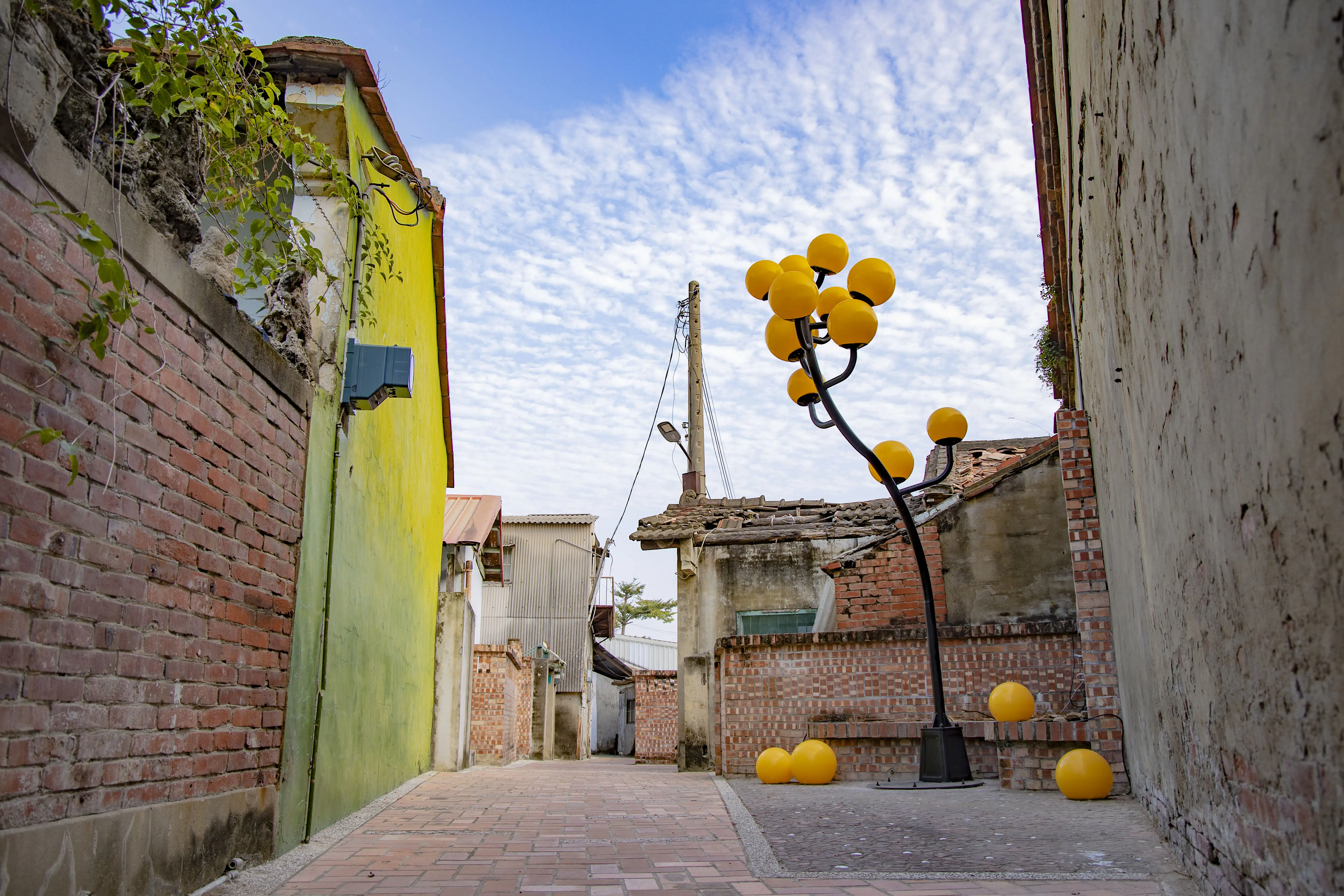「月之美術館 2025漫月美行動特展」展出台灣藝術家王振瑋、石孟鑫創作《記憶的流動》、《路燈樹》作品。(圖/台南市政府文化局 提供)