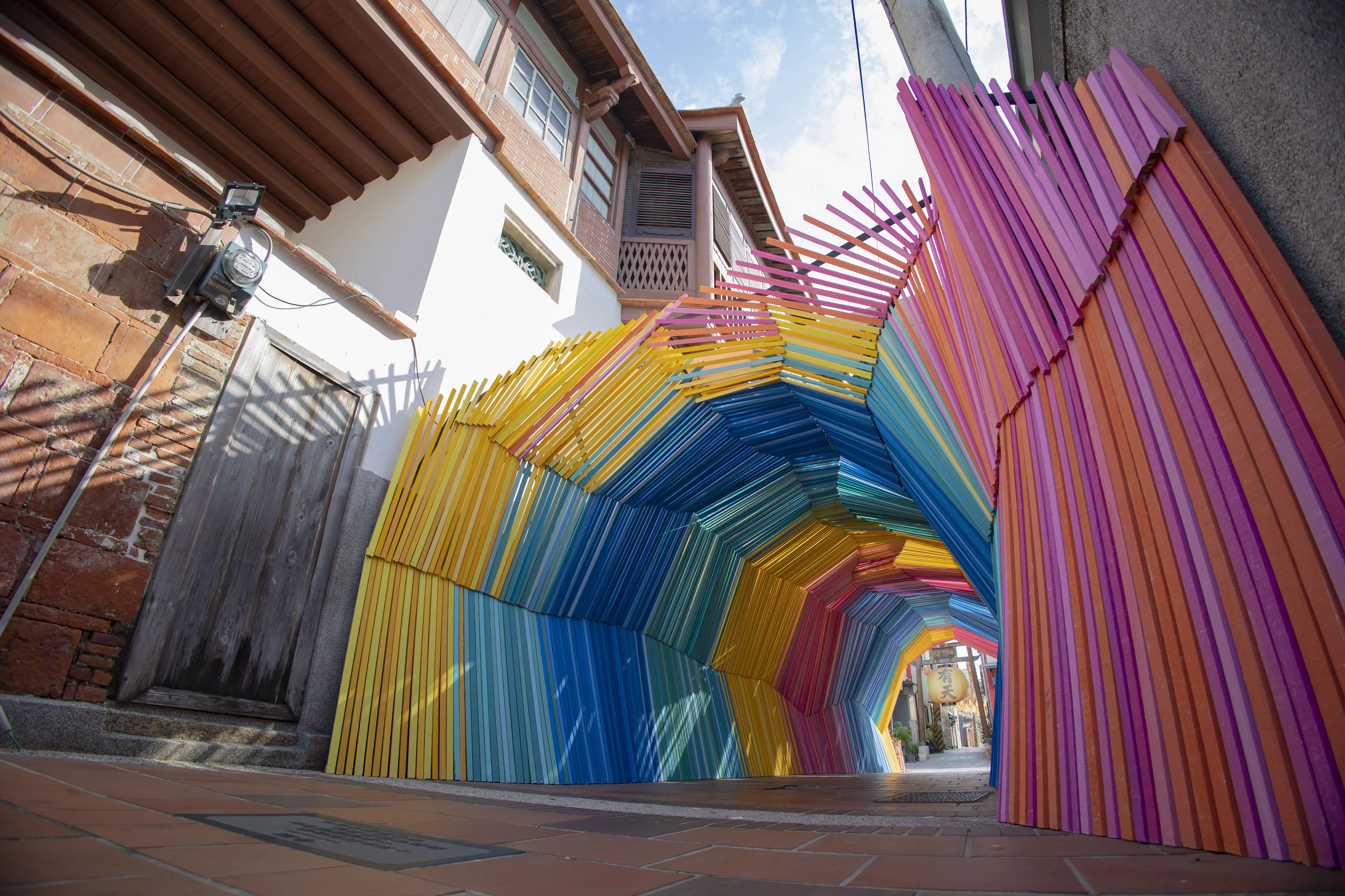 「月之美術館 2025漫月美行動特展」展出台灣藝術家王振瑋、石孟鑫創作《記憶的流動》、《路燈樹》作品。(圖/台南市政府文化局 提供)