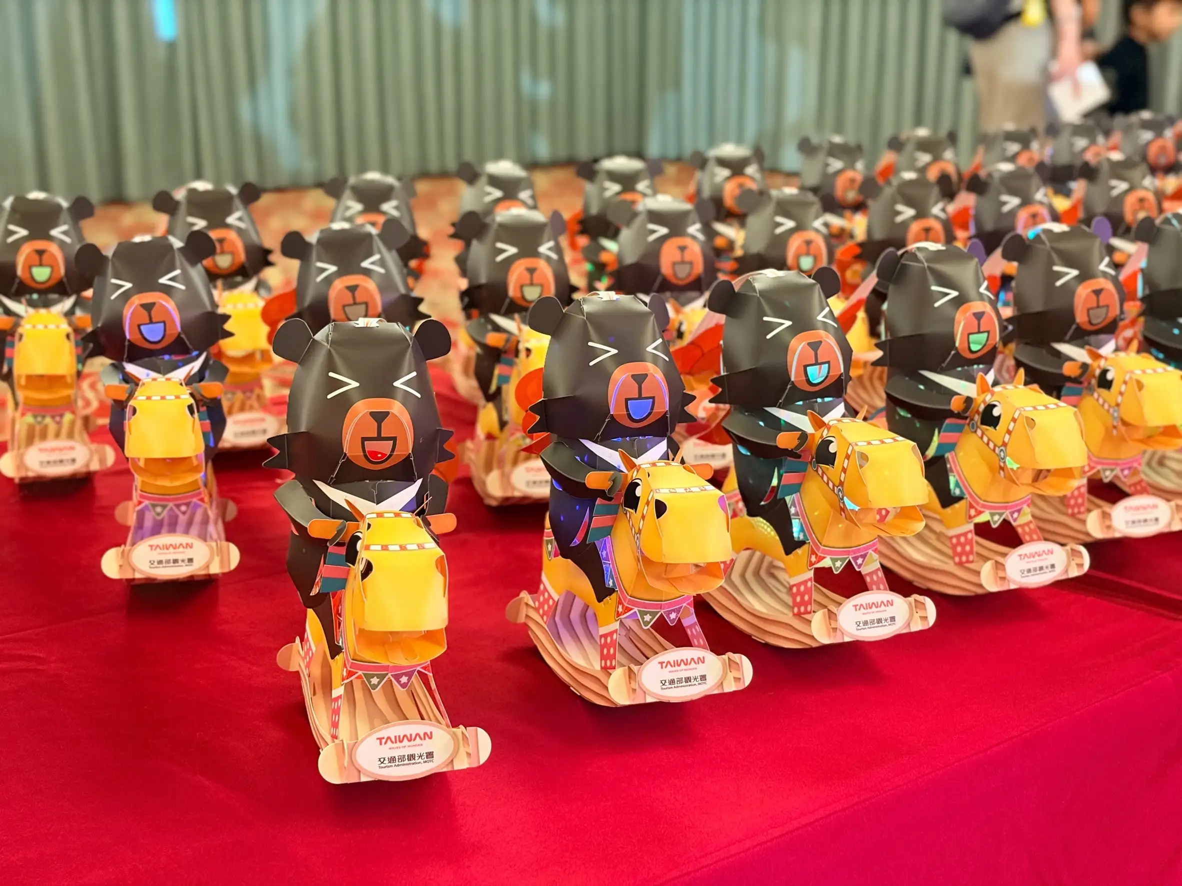 「喔熊馬抵嘉」小提燈童趣又實用，陪你一起迎接2026台灣燈會的幸福時光。(圖/嘉義縣政府 提供)