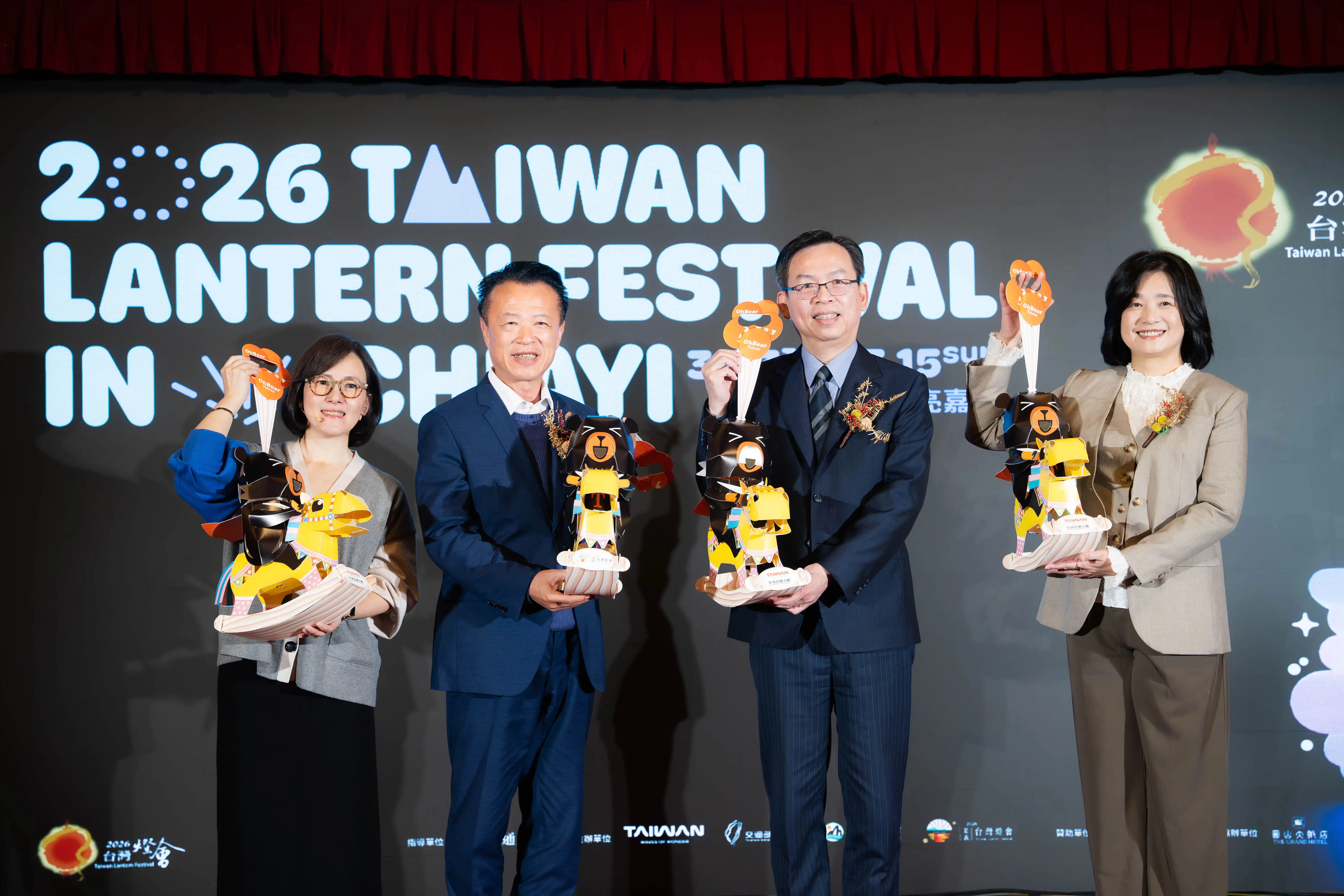 2026台灣燈會限定小提燈「喔熊馬抵嘉」萌趣亮相！結合馬年生肖與觀光代言人喔熊，象徵「喔熊嘛底嘉」，邀請大家提燈賞燈、歡樂遊嘉義。(圖/嘉義縣政府 提供)