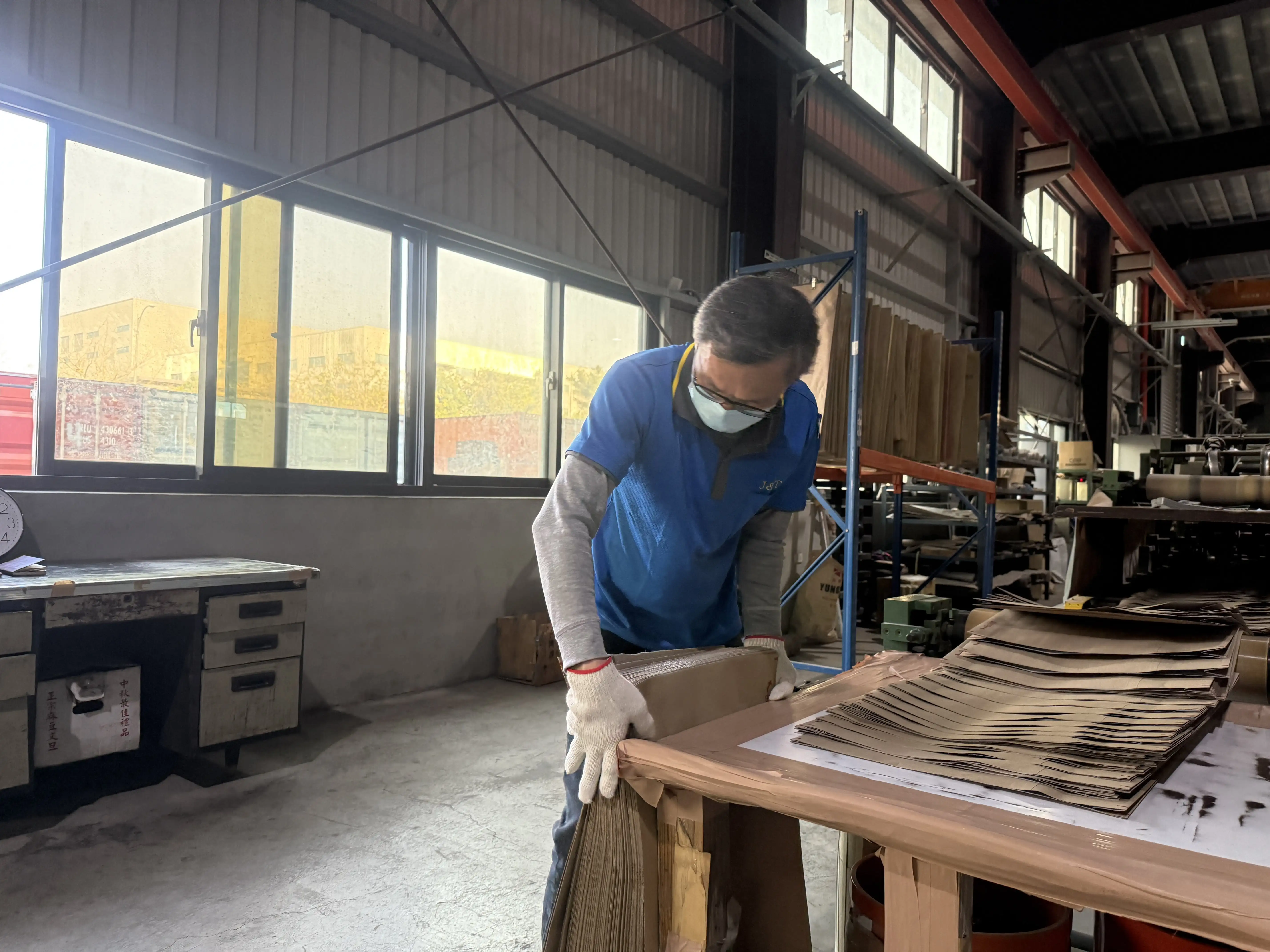 阿坤目前任職於唐聚企業股份有限公司擔任產線技術員，負責料袋整理、紡織印刷機台操作及倉儲等工作。(圖/勞動部雲嘉南分署 提供)