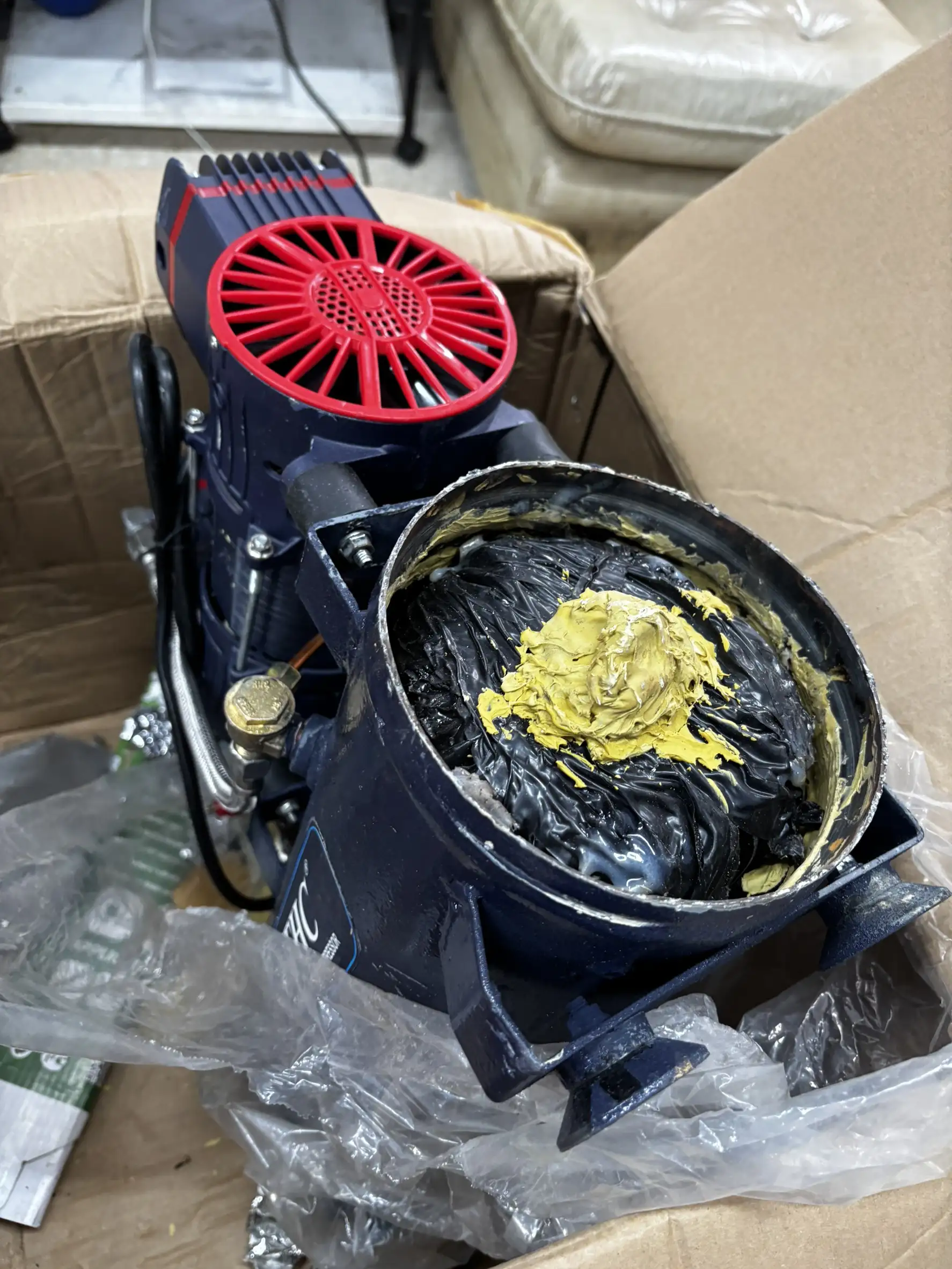 警方切割空壓機後，赫然發現毒品海洛因磚藏匿其中，海洛因重達3公斤，粗估市價近2000萬。（圖／刑事局南部打擊犯罪中心　提供）