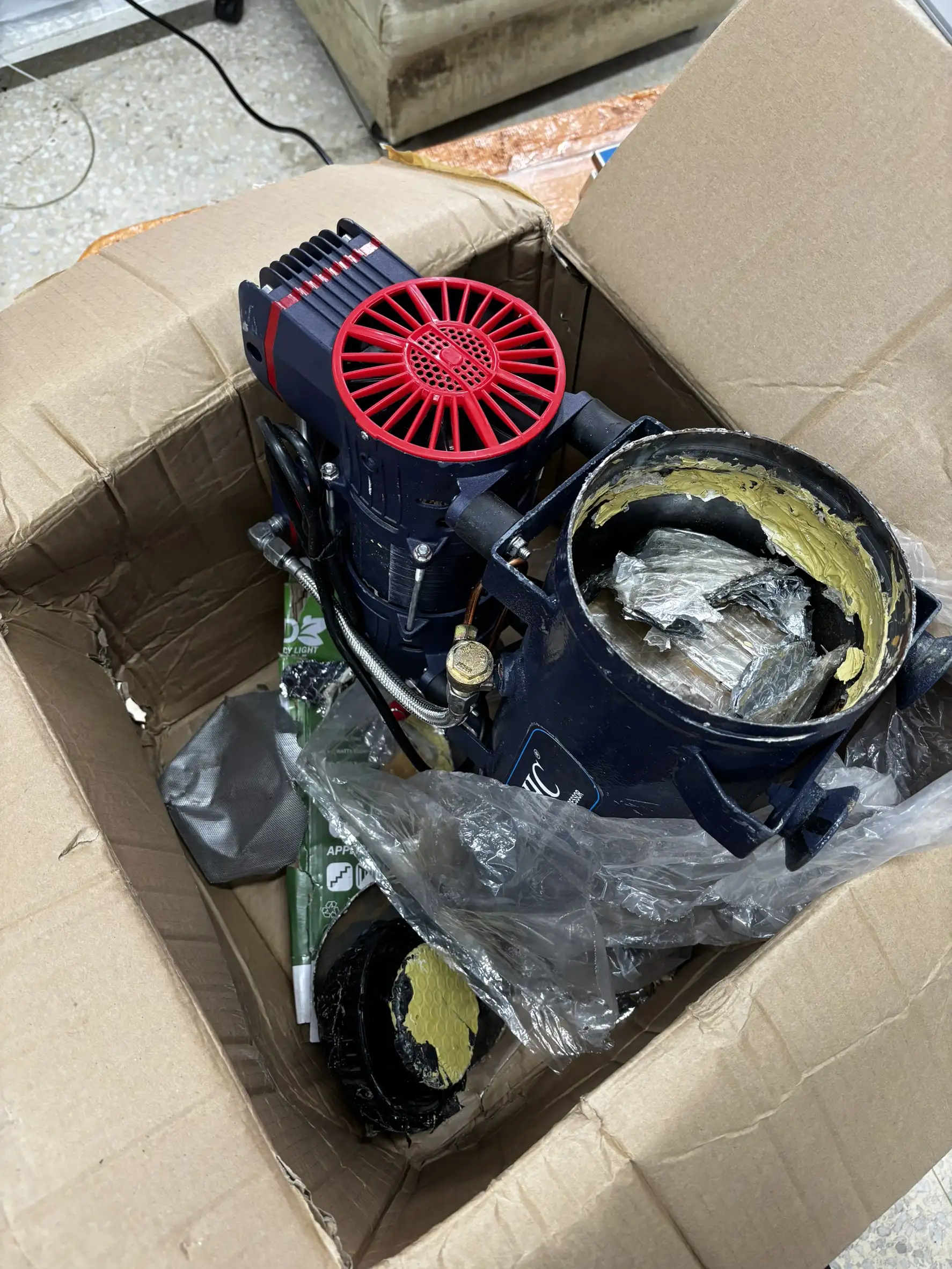 警方切割空壓機後，赫然發現毒品海洛因磚藏匿其中，海洛因重達3公斤，粗估市價近2000萬。（圖／刑事局南部打擊犯罪中心　提供）