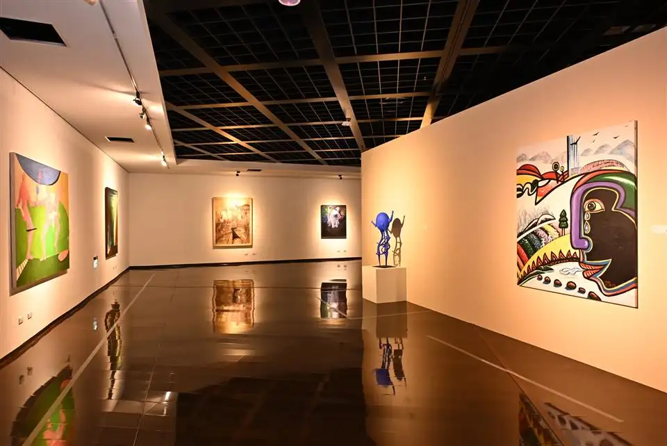 卦山3號開春市集結合文創設計、特色美食與手作體驗等多元內容，民眾逛市集之餘亦歡迎走進彰化縣立美術館，感受藝術融入生活的年節氛圍。(圖/彰化縣政府提供)