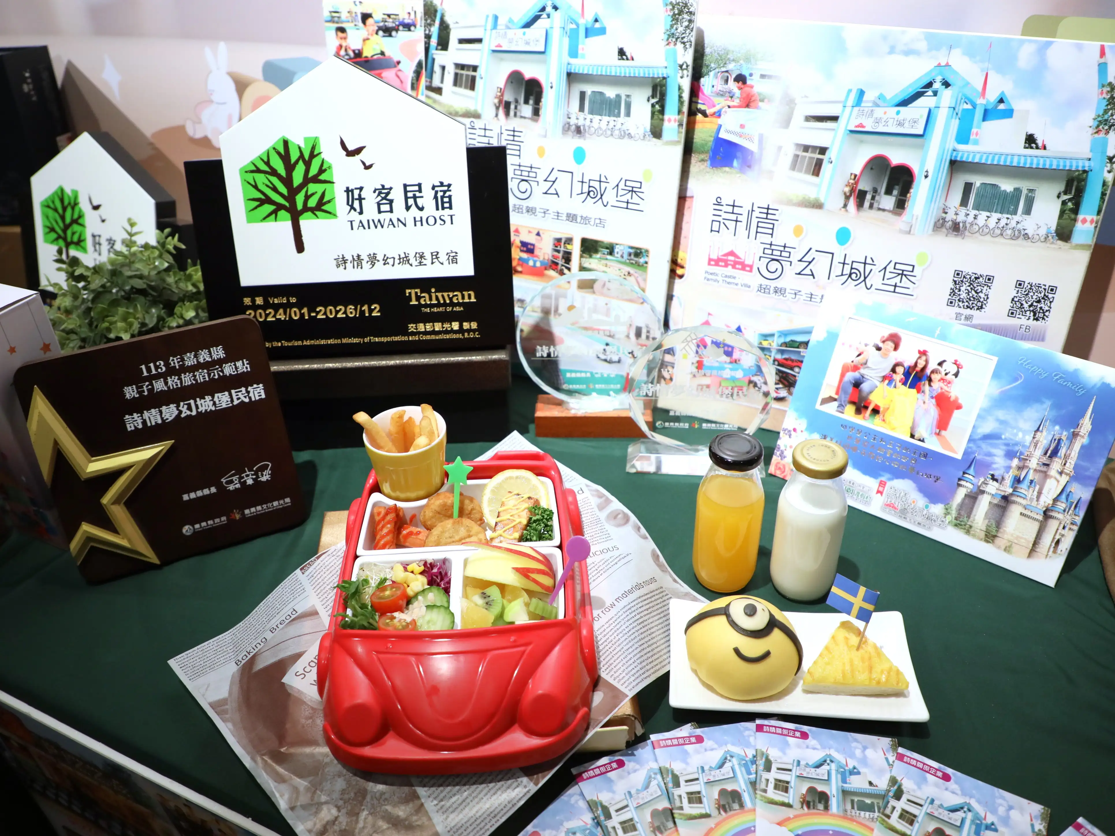 文觀局邀請高雄翰品酒店行政主廚江進華（阿華師）及業界專家到府輔導，協助4家餐廳研發冷食便當、巧克力湯咖哩等創新料理，並成功上架販售。（圖／嘉義縣文觀局　提供）