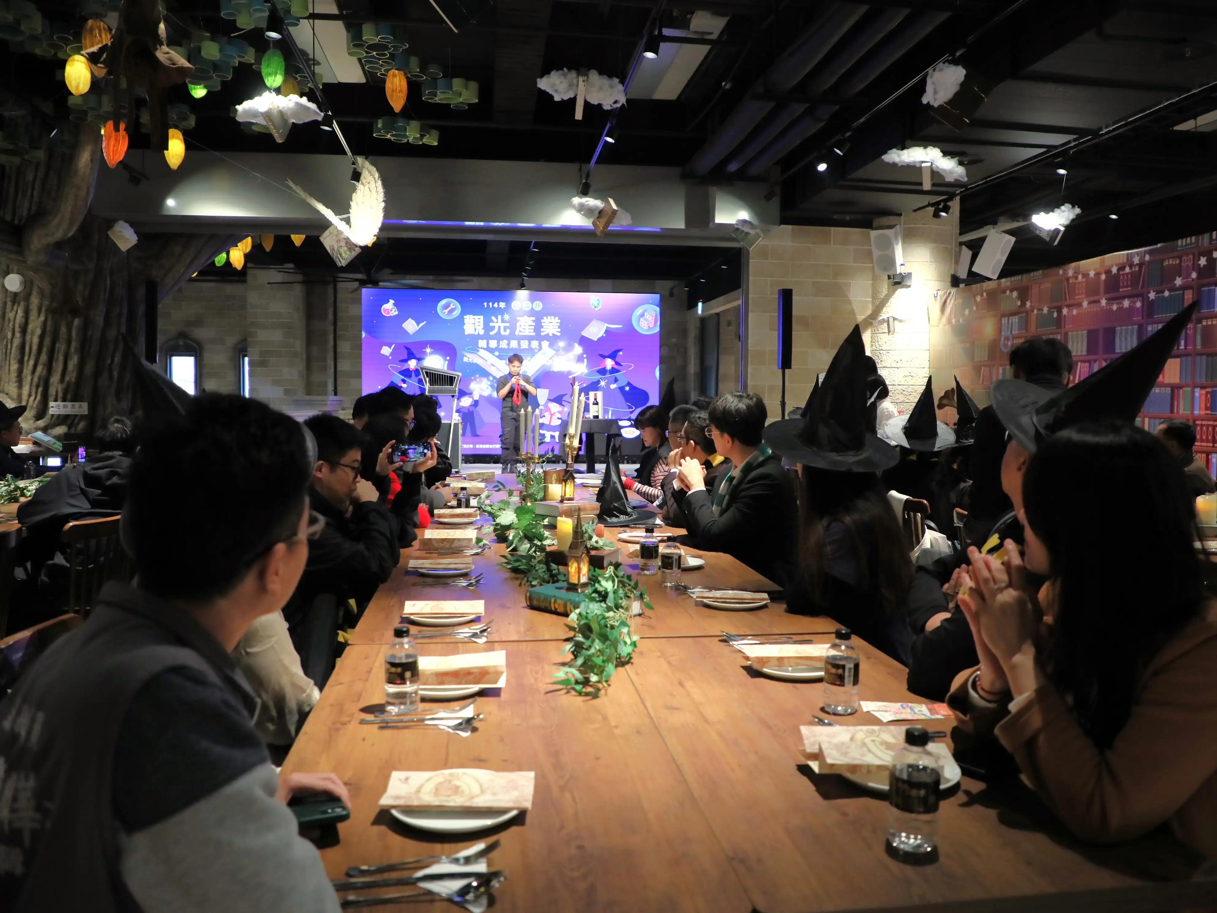 「魔法學院」主題打造成果發表會現場氛圍，象徵業者在輔導下如同學習魔法般，全面升級服務品質。（圖／嘉義縣文觀局　提供）