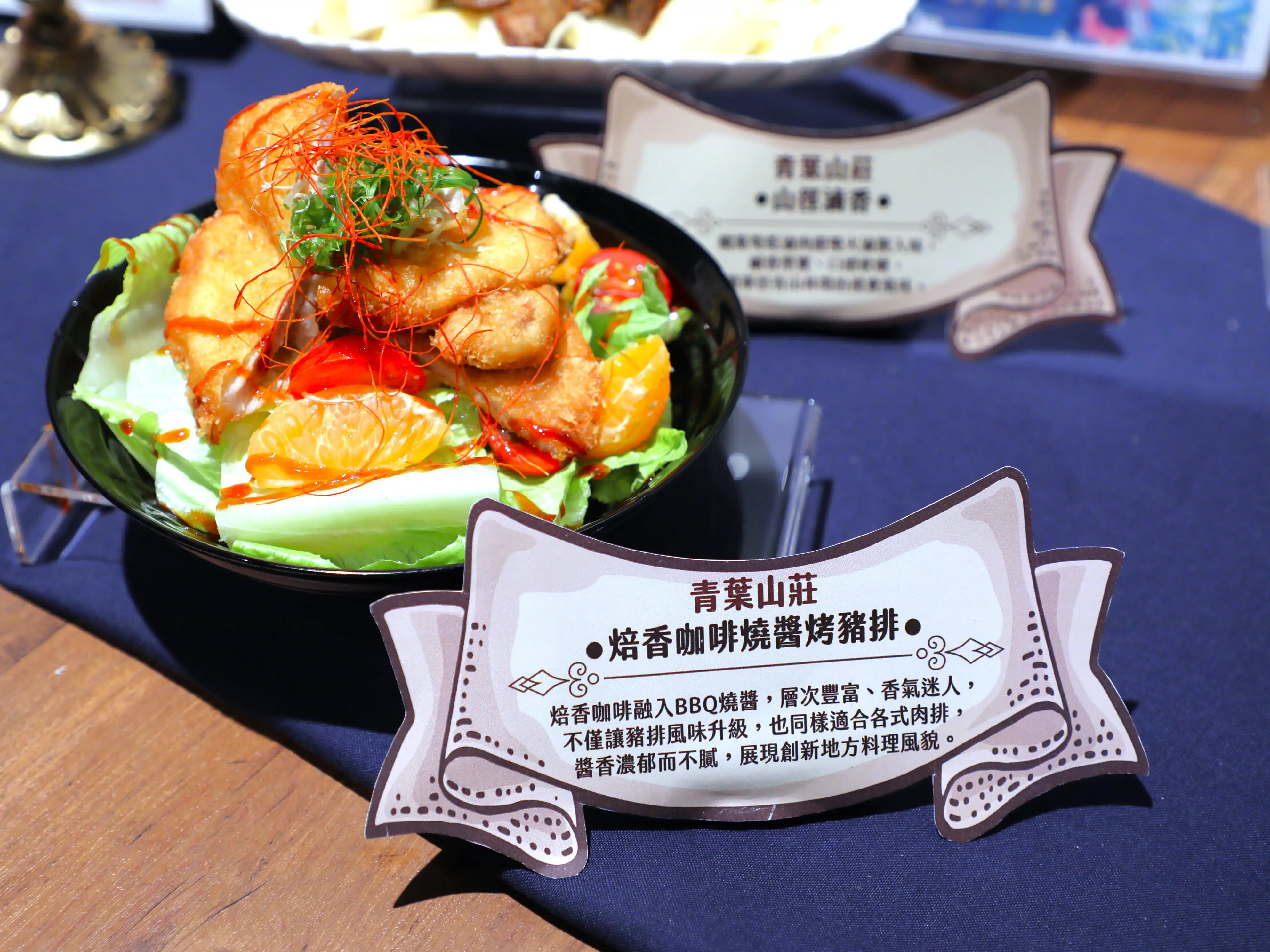 文觀局邀請高雄翰品酒店行政主廚江進華（阿華師）及業界專家到府輔導，協助4家餐廳研發冷食便當、巧克力湯咖哩等創新料理，並成功上架販售。（圖／嘉義縣文觀局　提供）