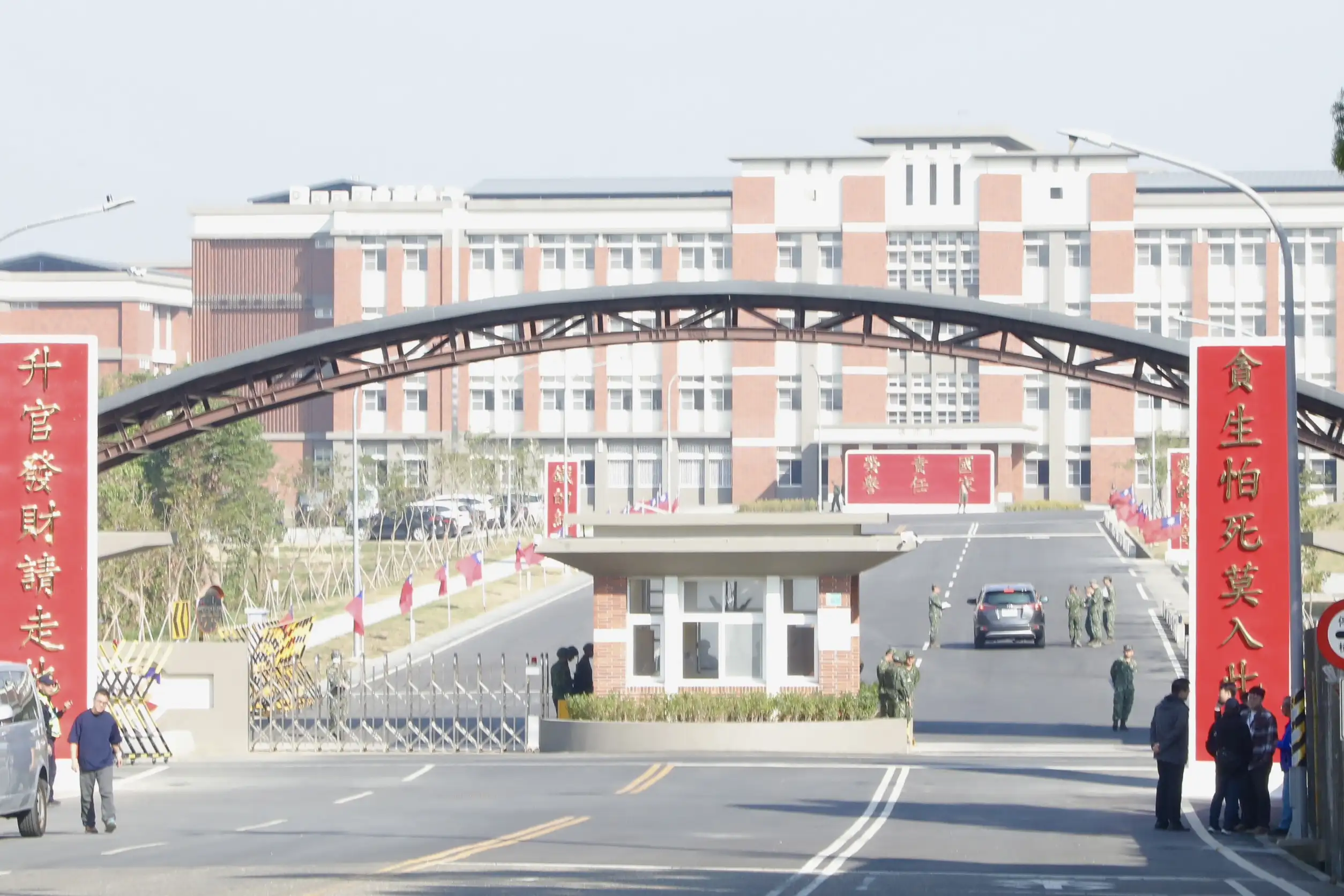 陸軍砲兵訓練指揮部關廟湯山營區於今(15)日啟用，未來可望帶動關廟地區生活機能、產業發展與都市成長，活絡地方經濟與土地利用，實現國軍建設與地方共榮的發展目標。（圖／臺南市政府　提供）