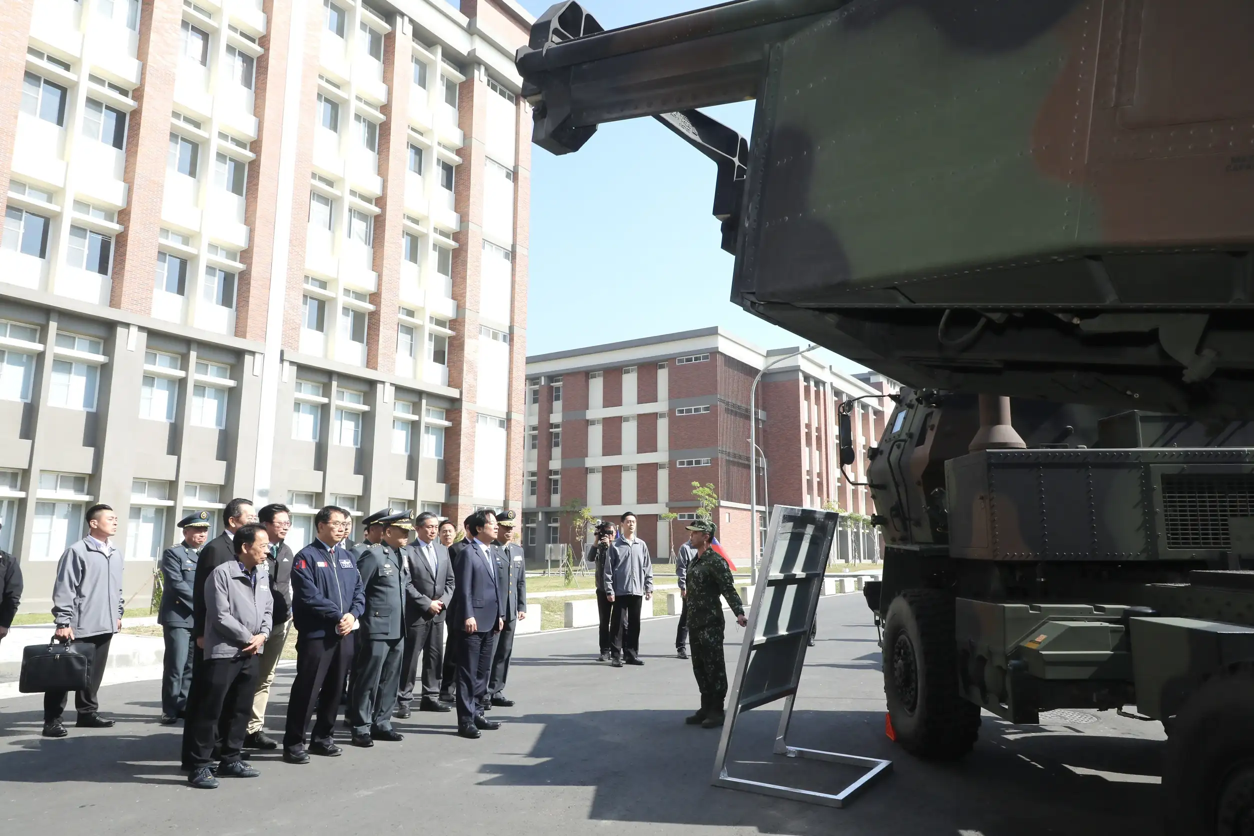 陸軍砲兵訓練指揮部關廟湯山營區正式啟用後，可幫助關廟區帶動地方機能與產業發展，對國防部則有助提升訓練與戰備效能，對整體台南市亦可挹注市政建設所需財源，是中央與地方攜手合作、實現多方共贏的重要成果。（圖／臺南市政府　提供）