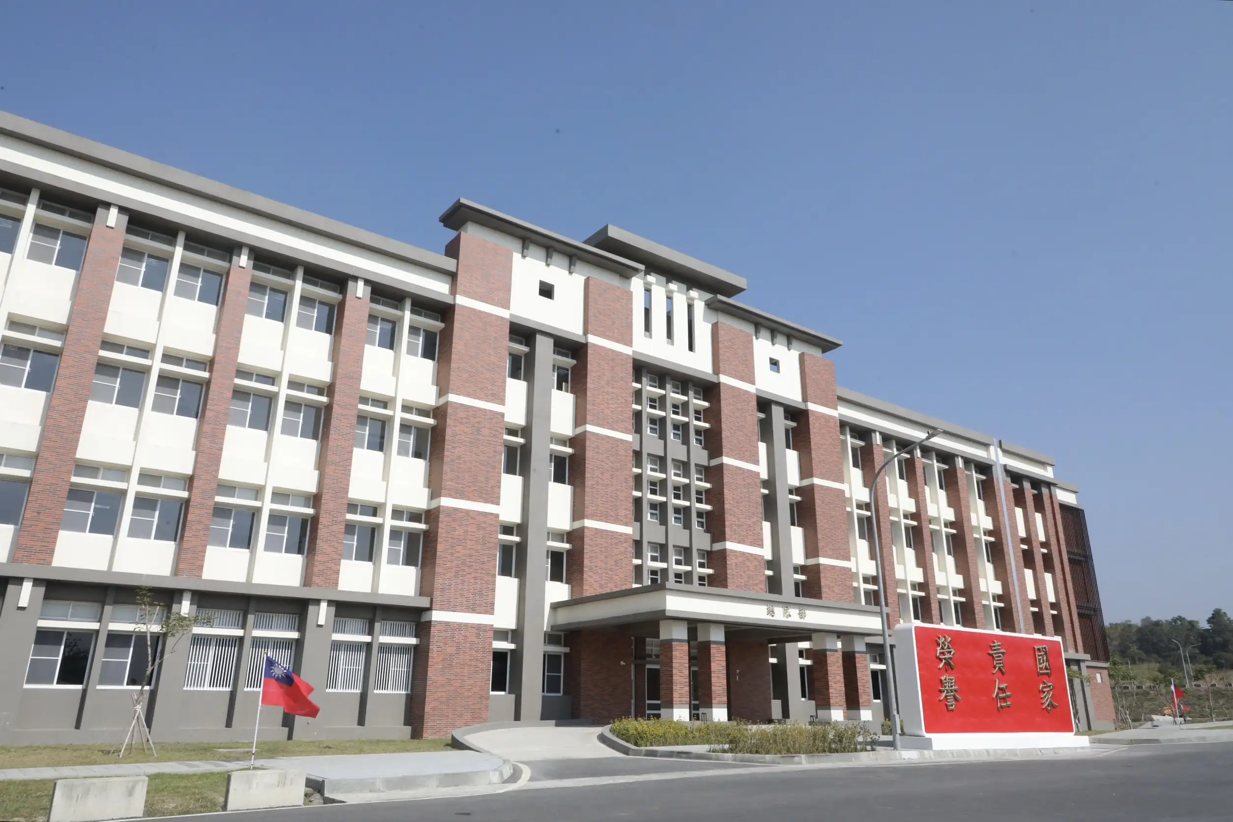 陸軍砲兵訓練指揮部關廟湯山營區於今(15)日啟用，未來可望帶動關廟地區生活機能、產業發展與都市成長，活絡地方經濟與土地利用，實現國軍建設與地方共榮的發展目標。（圖／臺南市政府　提供）