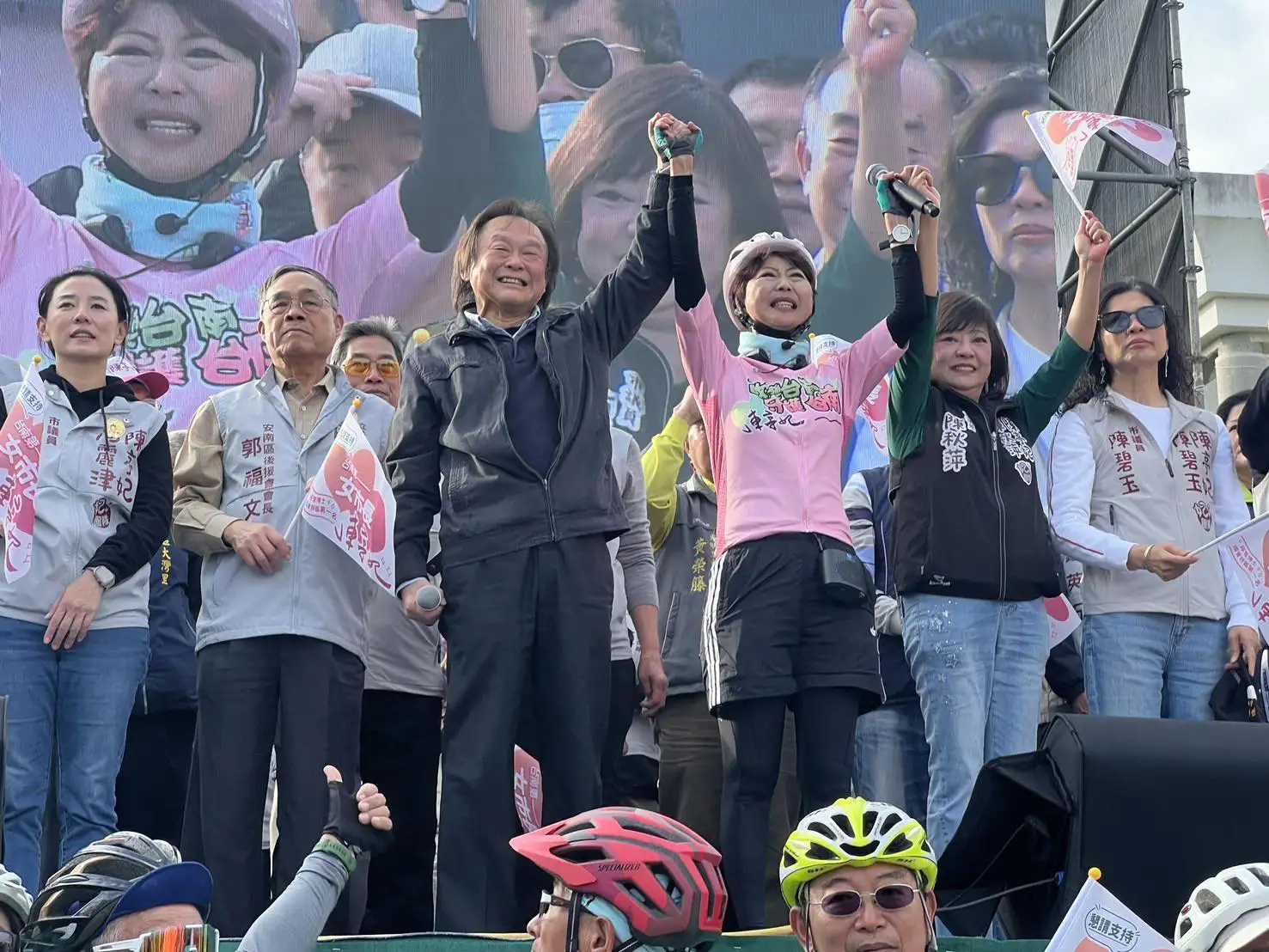 陳亭妃特別感謝立委王世堅在初選過程中，三度南下站台力挺。（記者/張振興翻攝）