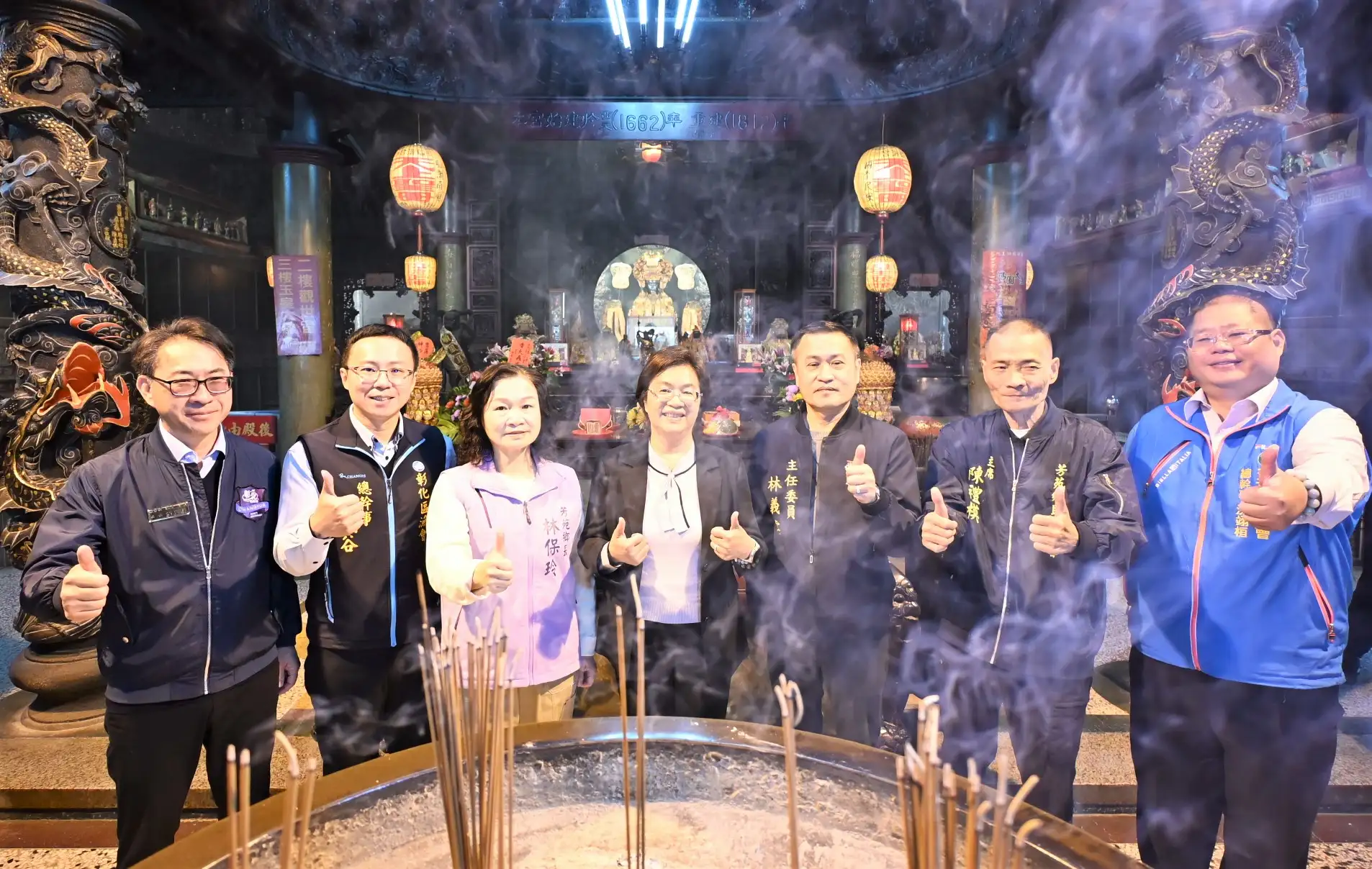 彰化縣長王惠美率同與會貴賓於王功福海宮擲筊祈福，祈求2026王功漁火節活動圓滿順利。(圖/彰化縣政府 提供)