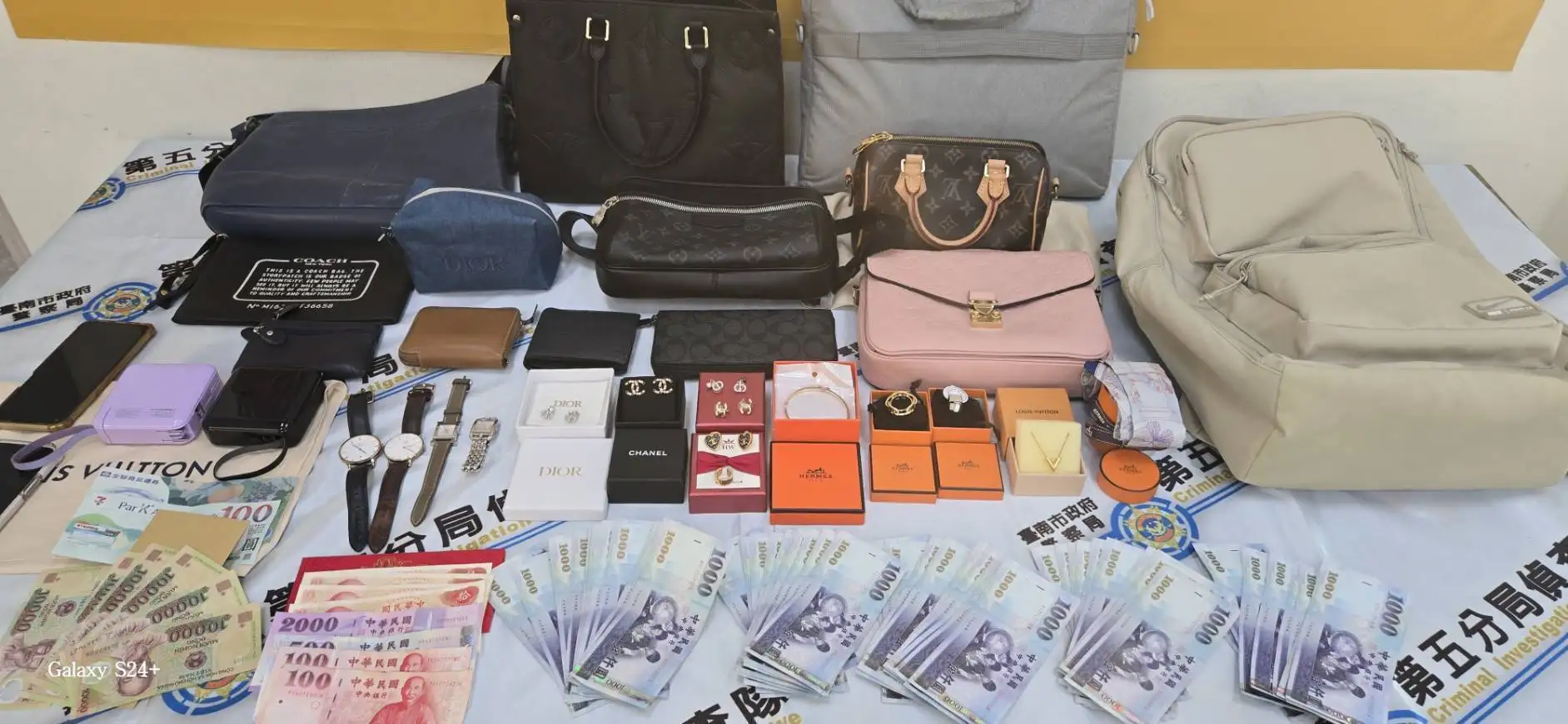 臺南市警察局第五分局破獲多起住宅竊盜案，於嫌犯住處查扣多個知名品牌包、飾品及現金，贓物價值約80萬元，現場宛如精品專櫃展示場。(圖/第五分局提供)