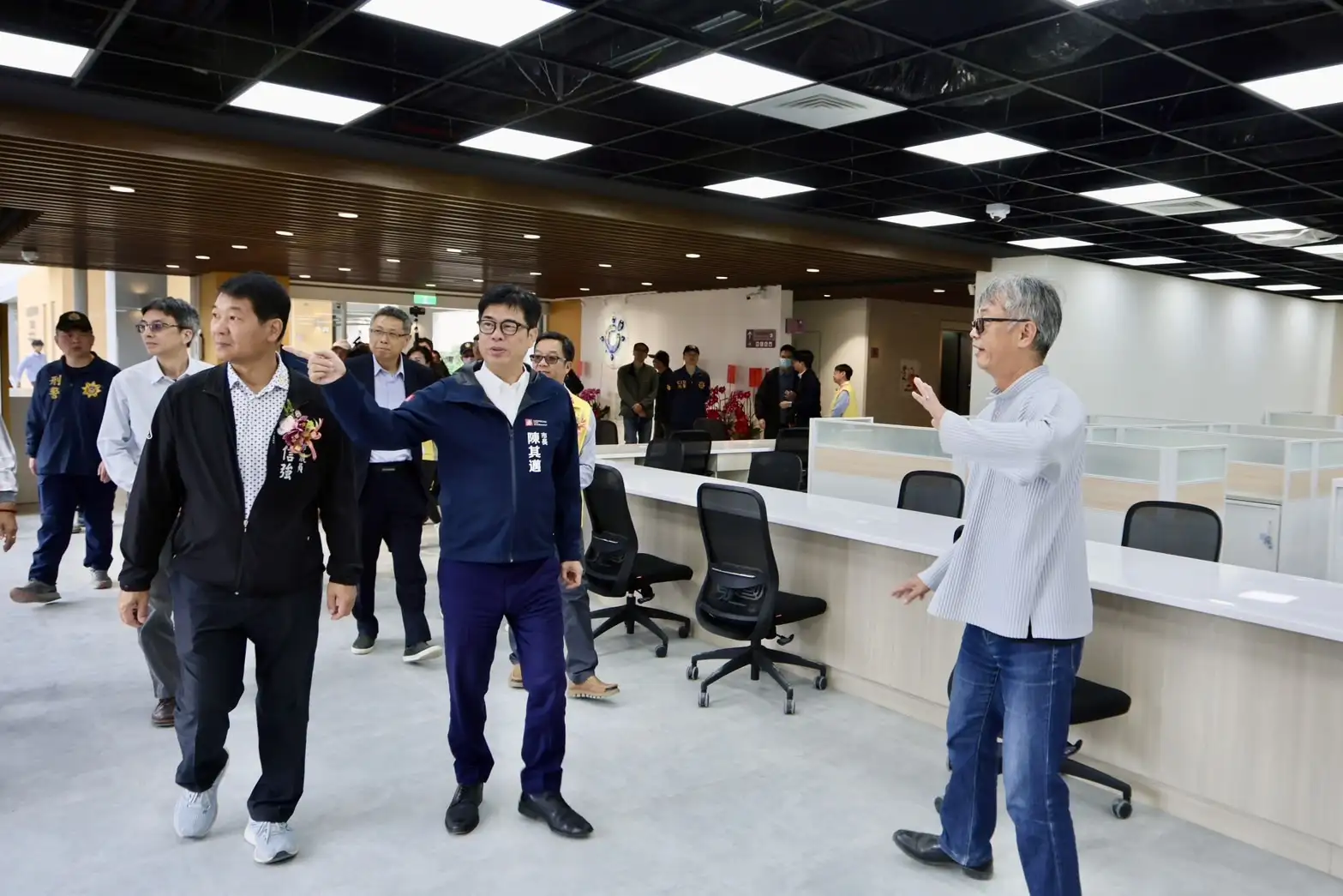 六龜區行政中心十六日舉行落成典禮，並同步為六龜賞梅活動揭開序幕。市長陳其邁出席落成典禮並剪綵，見證六龜區新地標誕生。（高雄市府提供）