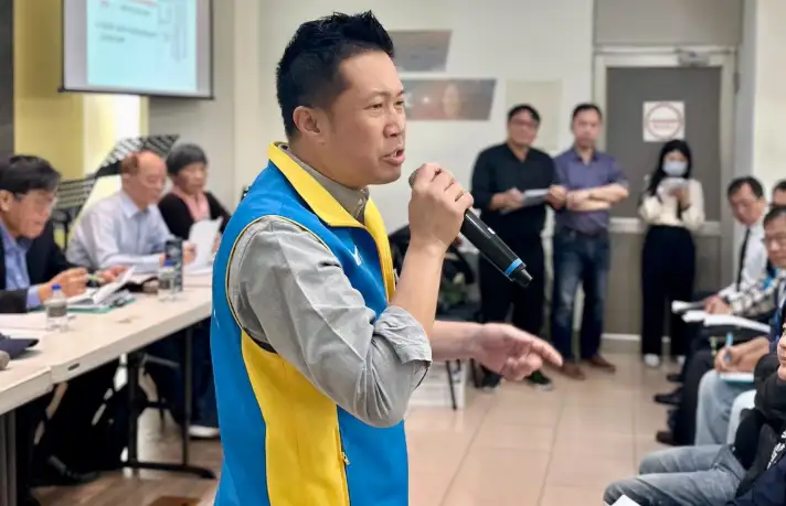 市議員鍾易仲強調，再怎麼修法也不能剝奪五甲國宅既有財產權，合法的強盜仍是強盜。（記者吳文生攝）