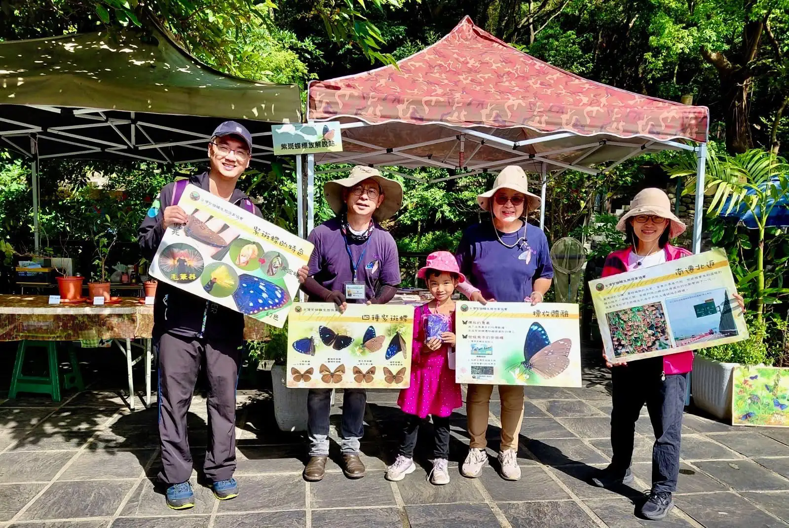 茂林國家風景區推出「賞蝶遊程專車」，導覽人員於現場向遊客解說紫斑蝶生態與保育知識，結合互動式解說看板與親子參與，帶領民眾深入體驗茂林山區冬季限定的賞蝶生態之美。(取自茂林國家風景區)