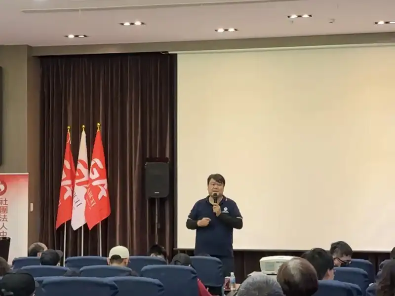 雁全人關懷協會周宜賢執行經理於反毒宣傳公益活動中進行專題分享，說明新興毒品樣態與防範重點，呼籲社會大眾提升警覺、共同參與反毒行動，守護青少年與家庭安全。(圖/紅崴科技提供)