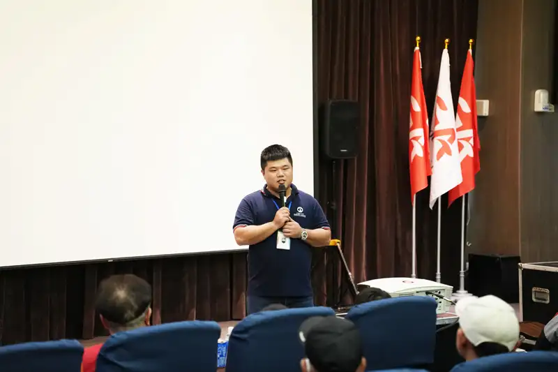 反毒宣傳公益活動中，講師蔡昕閶向現場民眾進行反毒宣導與分享，強化識毒、拒毒觀念，呼籲大眾共同守護健康人生，打造無毒安全的生活環境。(圖/紅崴科技提供)