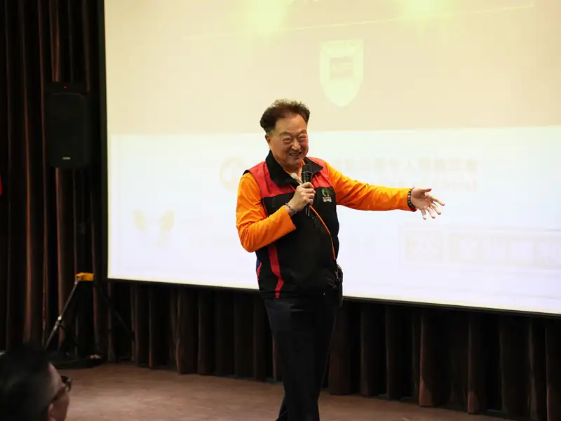 紅崴科技暨腳的眼鏡愛心慈善會理事長謝進興博士於反毒宣傳公益活動中致詞，分享推廣健康與反毒理念，呼籲社會各界共同關注新興毒品危害，攜手守護青少年的身心健康與未來。(圖/紅崴科技提供)