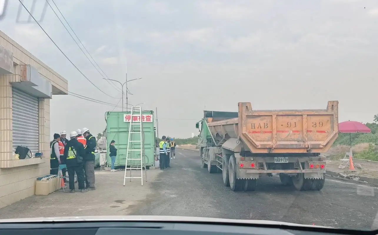 高雄市工務局示意圖，高雄營建剩餘土石方可直送港區整地土地進行去化，全程導入電子聯單與 GPS 追蹤，確保安全與透明。（圖/高雄市工務局提供）