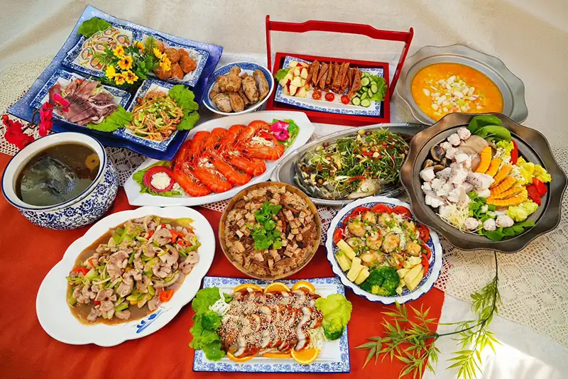 鹽味餐桌集結雲林、嘉義在地農漁產，由布袋魅力商圈店家與百大伴手禮名店「茗城美食」精心料理，展現濱海風味。（圖／雲嘉南管理處　提供）