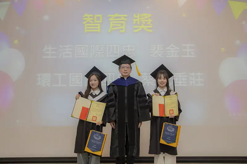 獲得智育獎的生活系裴金玉及環工系蔡氏垂莊由校長頒發獎勵。（圖／嘉南藥理大學　提供）