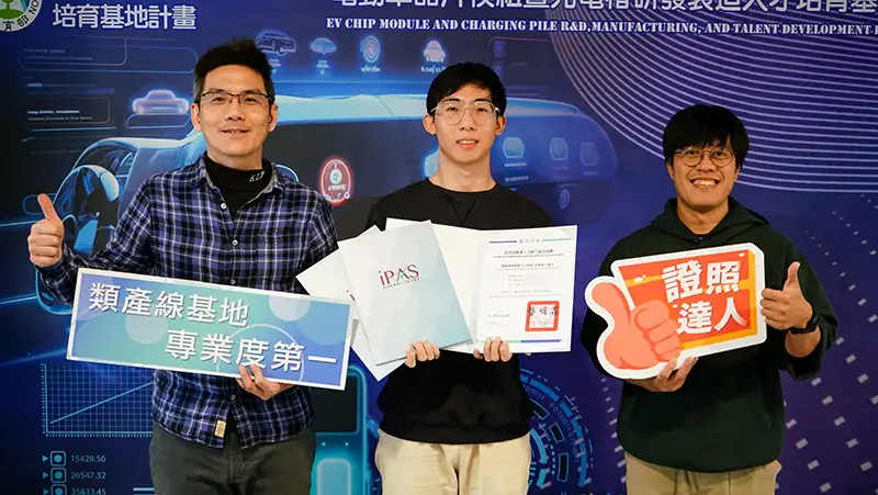 崑山科大輔導到位，獲證還發助學金，班級導師暨職涯發展中心主任邱韋丞(左)、證照輔導教師張幼銘(右)與學生胡安銘合影。（圖／崑山科技大學　提供）