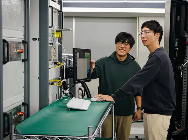 證照輔導教師張幼銘(左)協助胡安銘(右)建立專業能力。（圖／崑山科技大學　提供）