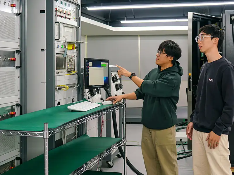 崑山科大師資具備豐富產業實務與教學經驗，無論來自高職或一般高中，學生皆能在校內同步累積專業技能與學理基礎。（圖／崑山科技大學　提供）