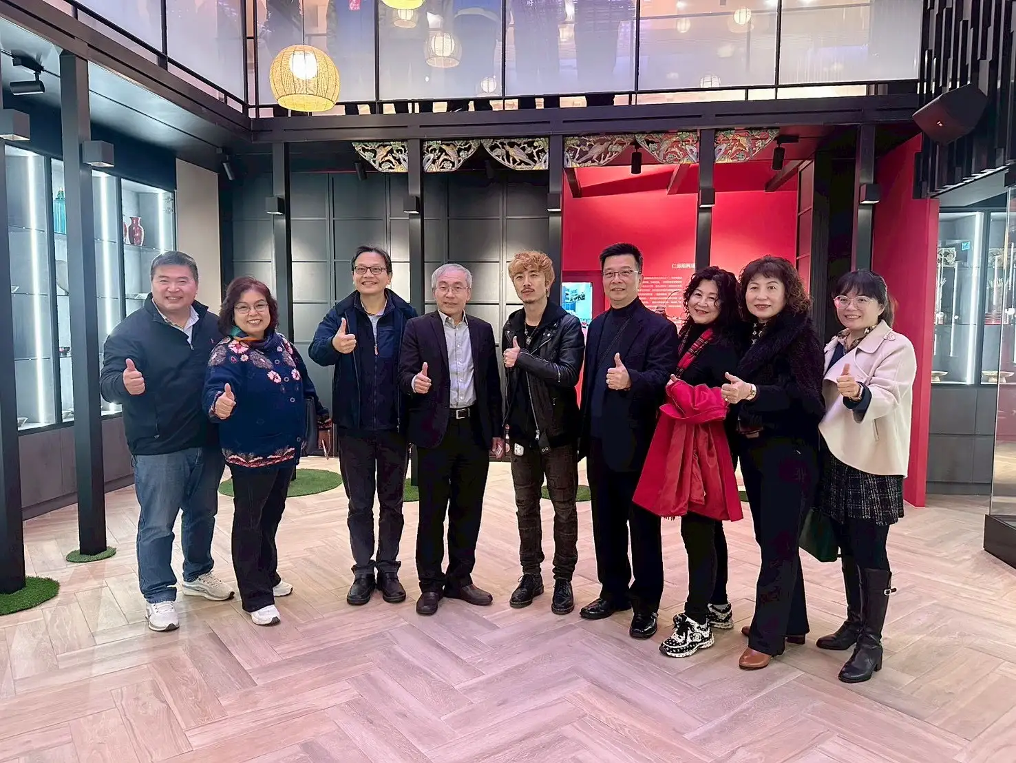 文化部文化資產局陳濟民局長(左4)肯定崑山科大的貢獻，並與鐘俊顏副校長(左3)、吳基正老師(右5)等貴賓合影。（圖／崑山科技大學　提供）