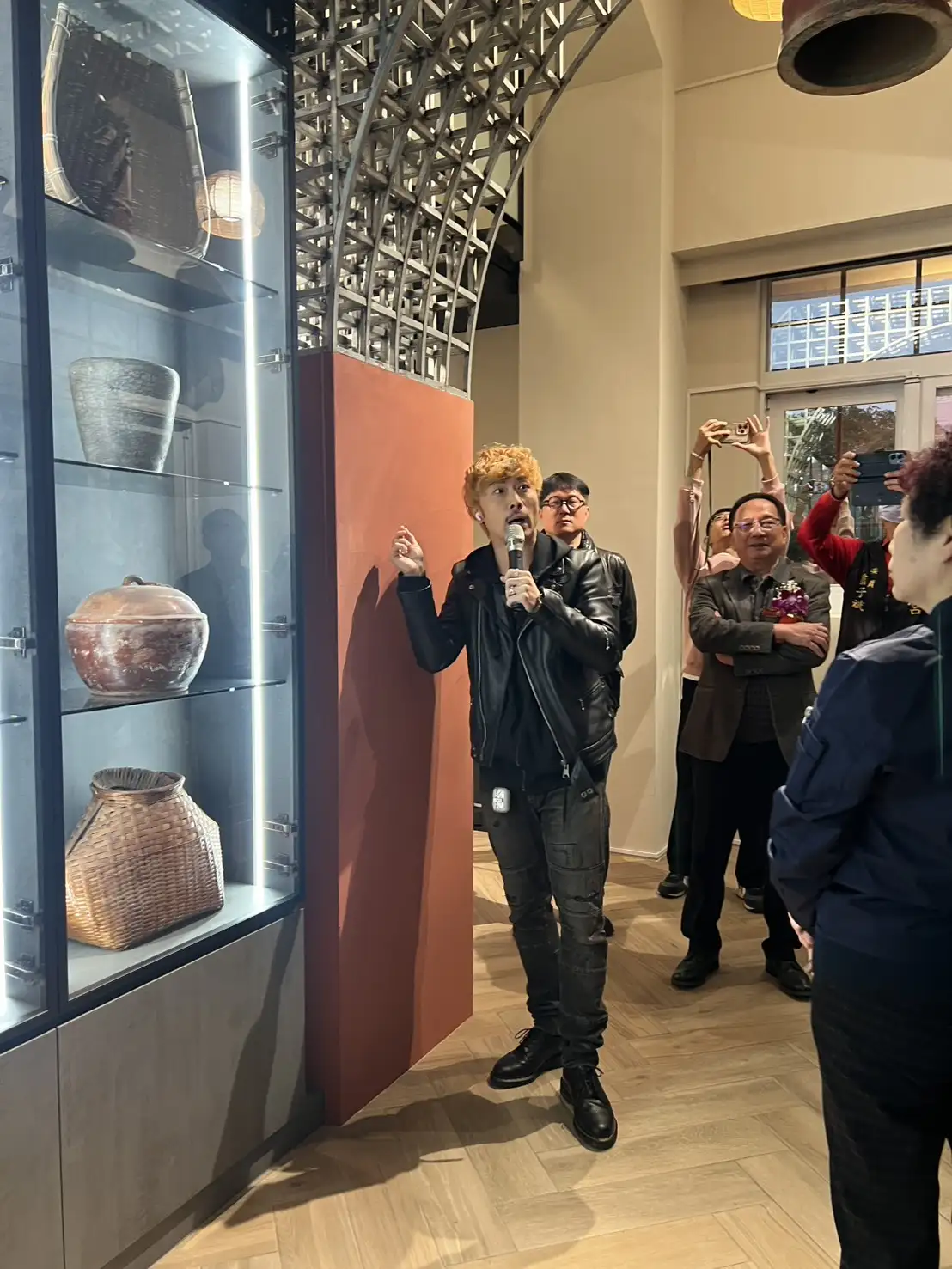 吳基正老師親自為貴賓導覽仁壽館。（圖／崑山科技大學　提供）