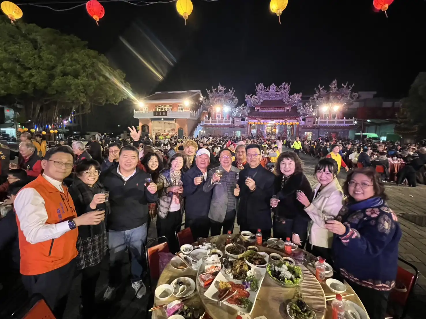 校友總會莊旭彬總會長(左1)與總會幹部皆蒞臨活動共襄盛舉。（圖／崑山科技大學　提供）