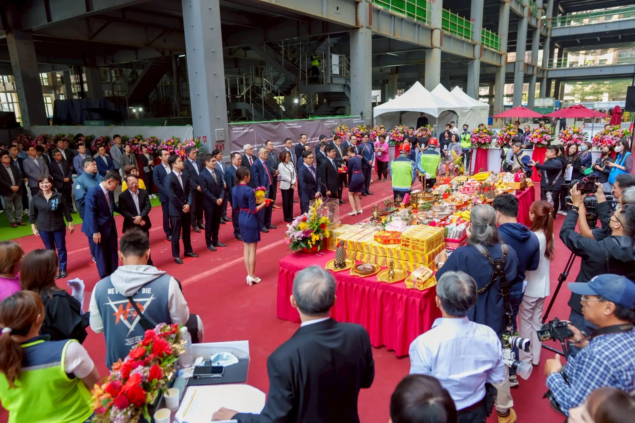 高雄捷運凹子底站旁商業開發案今（19）日舉行上樑典禮，議長康裕成、副議長曾俊傑及多位市議員、市府與企業代表共同出席，見證工程邁入重要里程碑。（高雄市議會提供）