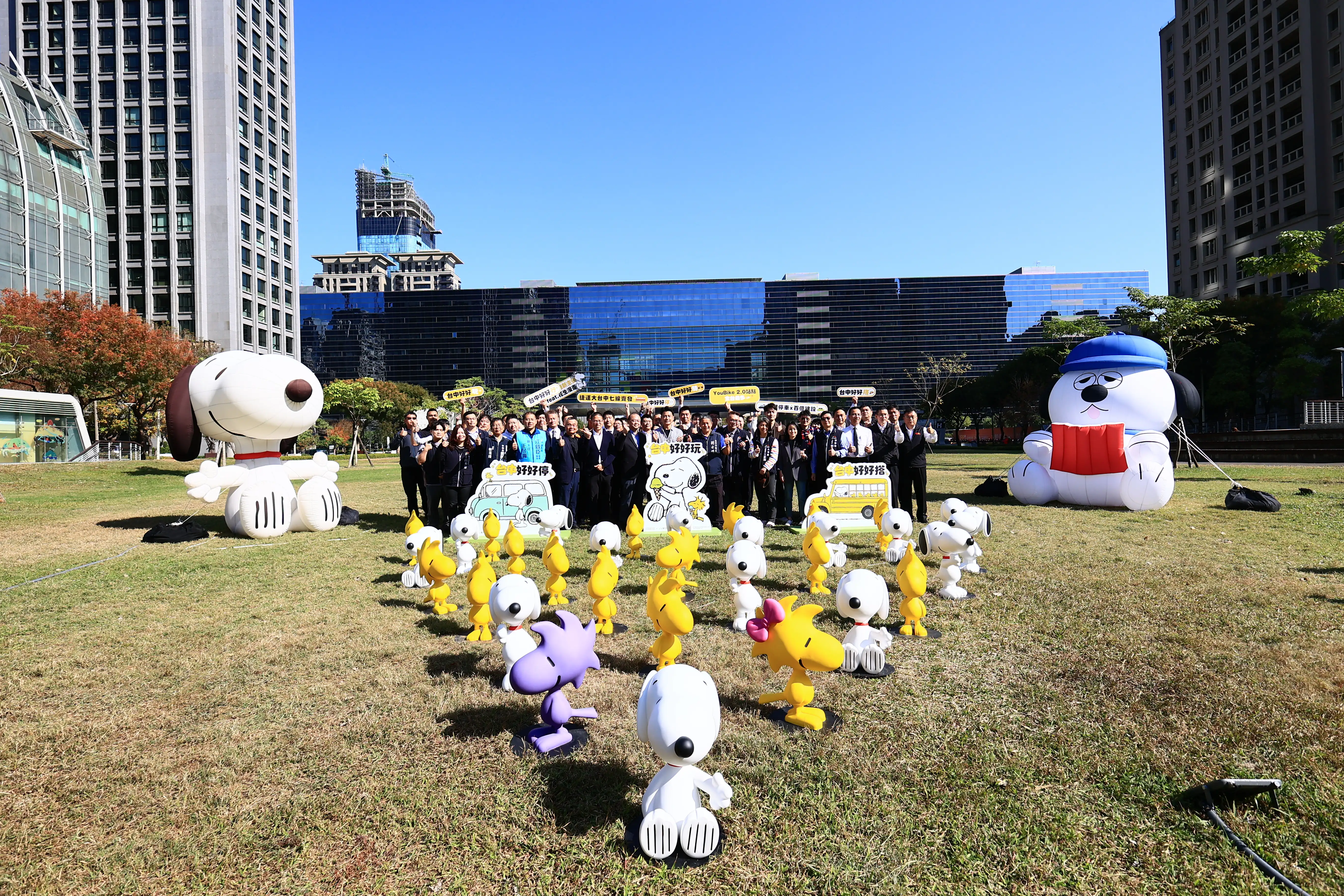 即日起至2月22日臺中市議會前綠地廣場率先展出大型snoopy與olaf氣偶與多組可愛造型裝置。(圖/台中市政府 提供）