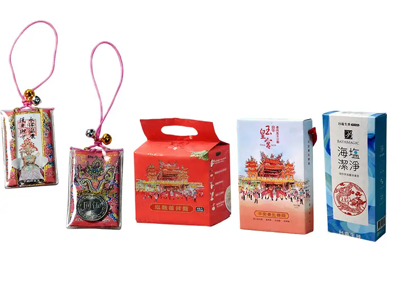 點燈贈品:平安御守，以及台鹽鹽趜醬拌麵、平安養生壽麵、台鹽平安鹽皂三選一可挑選。(圖/開基玉皇宮 提供)