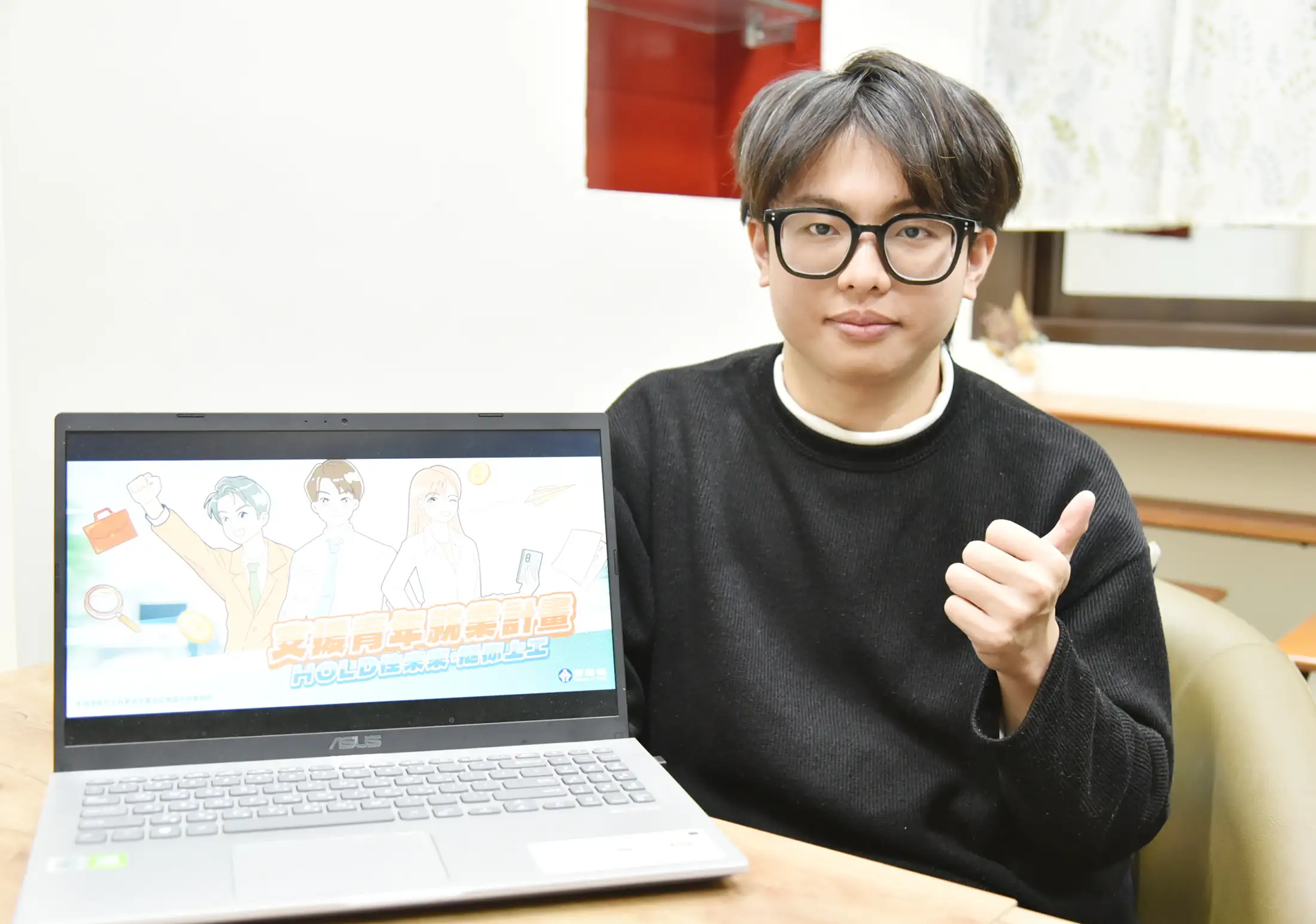 91年次的涂育書透過「支援青年就業計畫」不僅順利找到工作，還領到一筆補助金減輕尋職期間的經濟負擔。(圖/勞動部雲嘉南分署 提供)