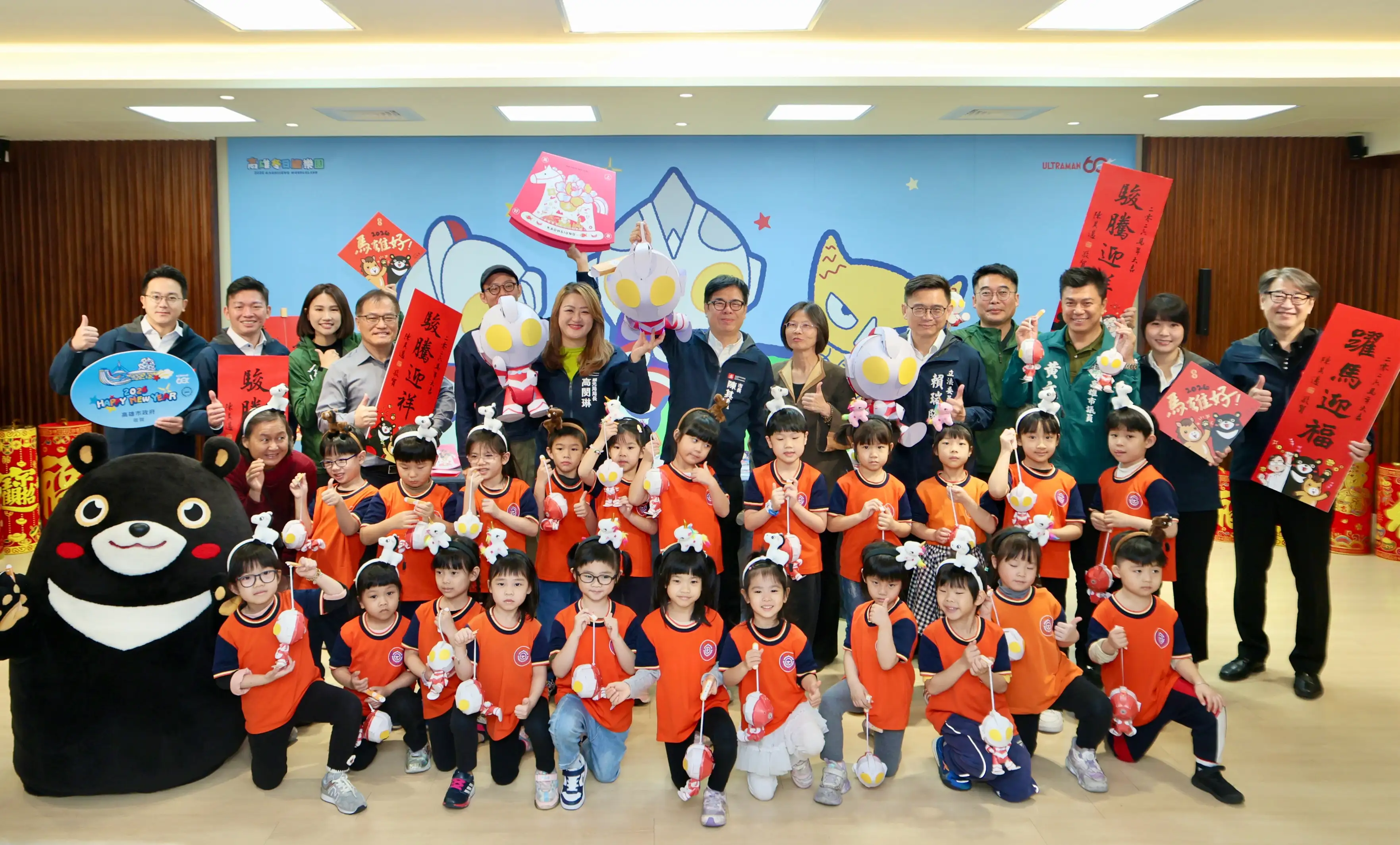 市長陳其邁曝光馬年多款限定新春小物，同步開箱眾所期待的超人力霸王小提燈。（圖/高雄市觀光局提供）