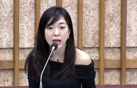 市議員白喬茵批評，中央未落實選前社宅承諾，讓青年購屋壓力持續加重。（記者吳文生攝）